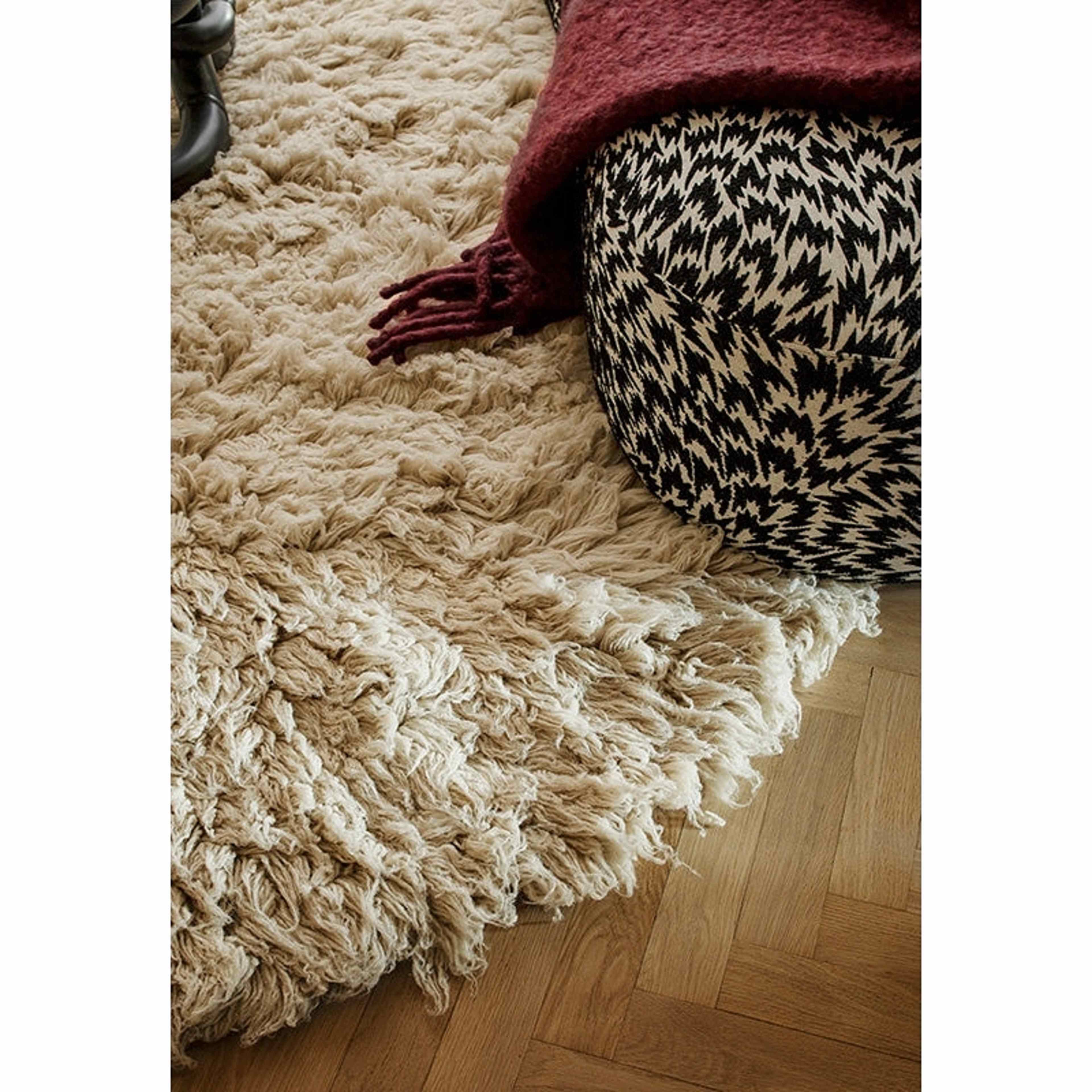 Residue Shaggy Ullmatta Oatmeal 235x350 cm, från Layered, i färgen oatmeal. Klicka för att öppna bilden i stort format