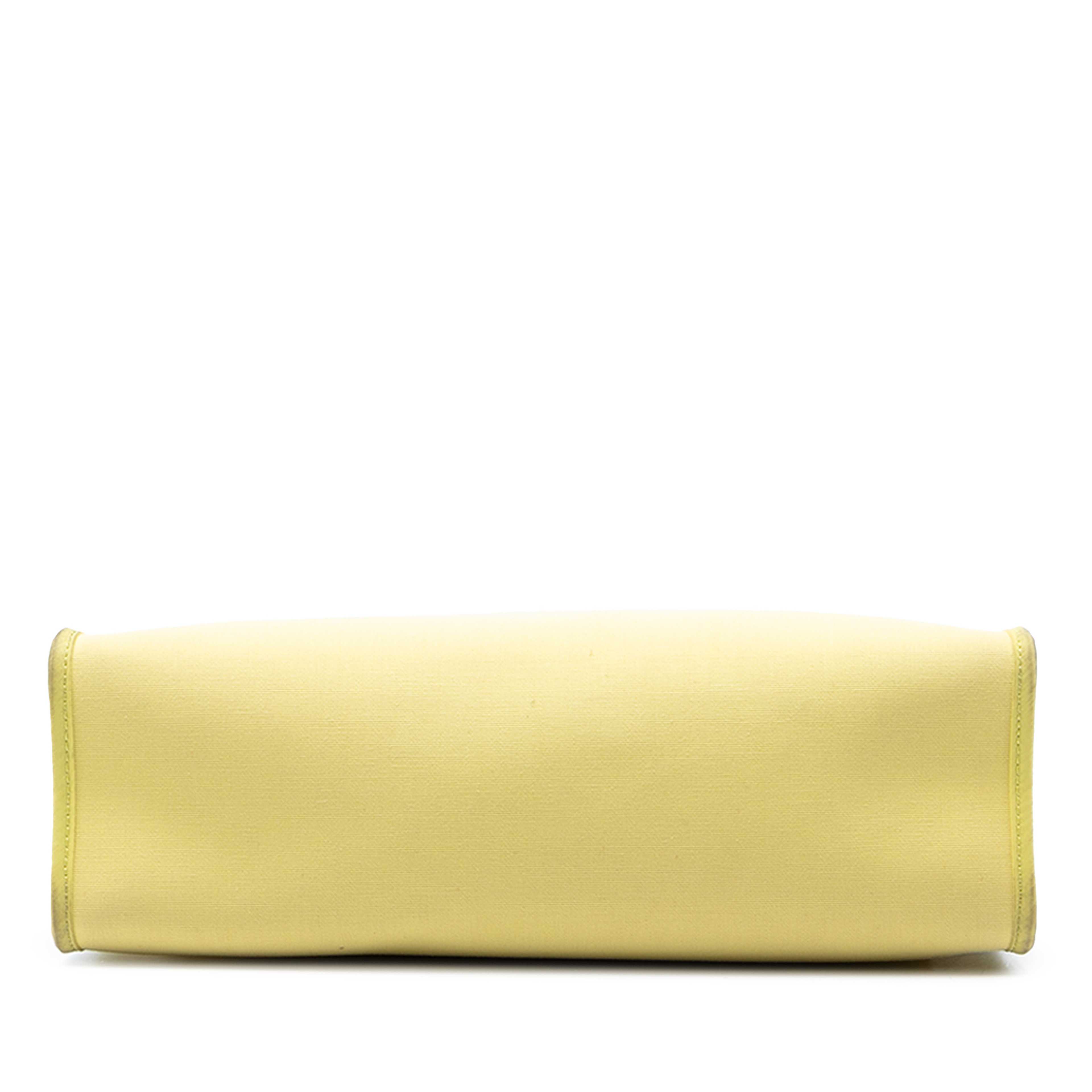 Hermès Toile Herbag Zip 31, från Luxclusif, i färgen brun. Klicka för att öppna bilden i stort format
