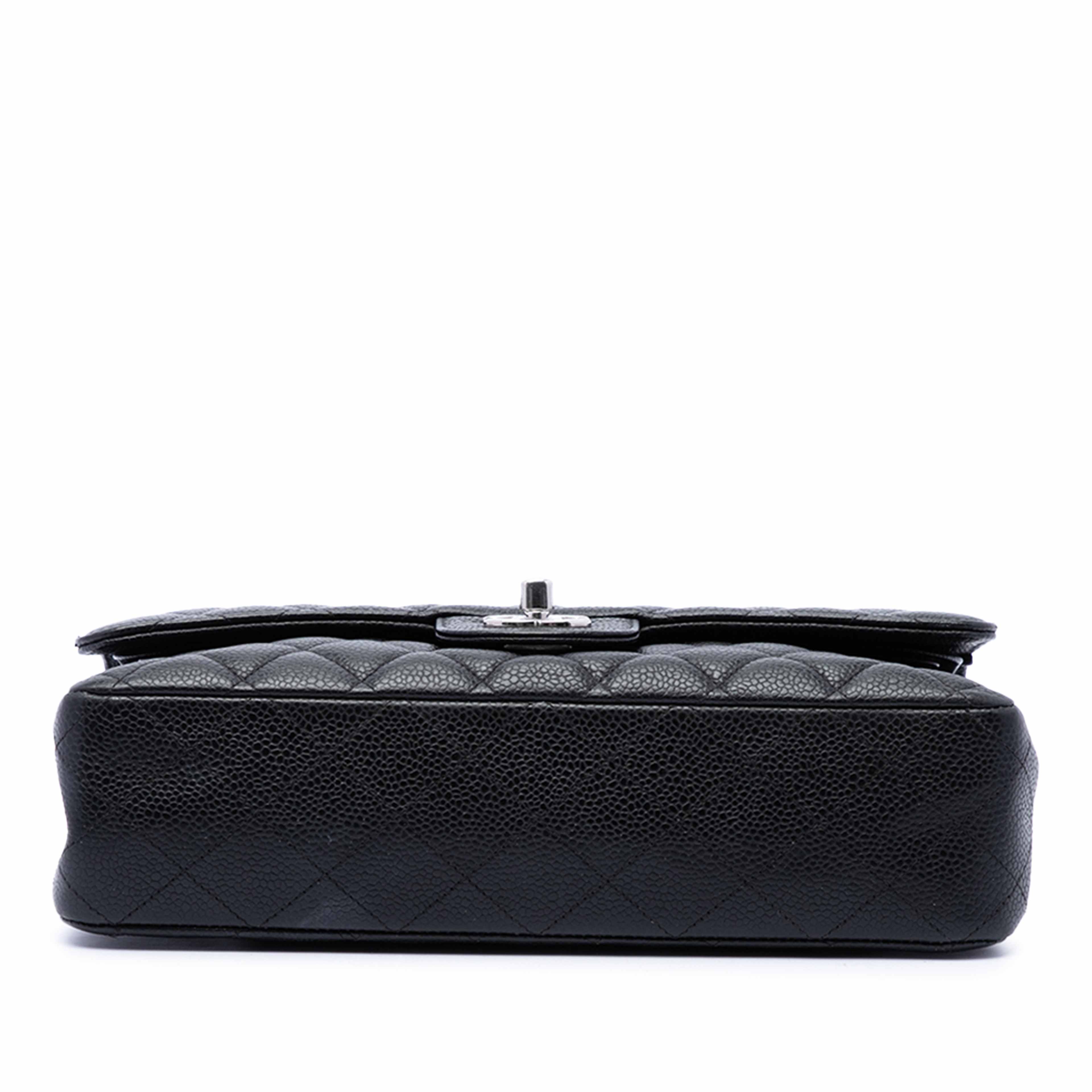 Chanel Medium Classic Caviar Double Flap, från Luxclusif, i färgen svart. Klicka för att öppna bilden i stort format