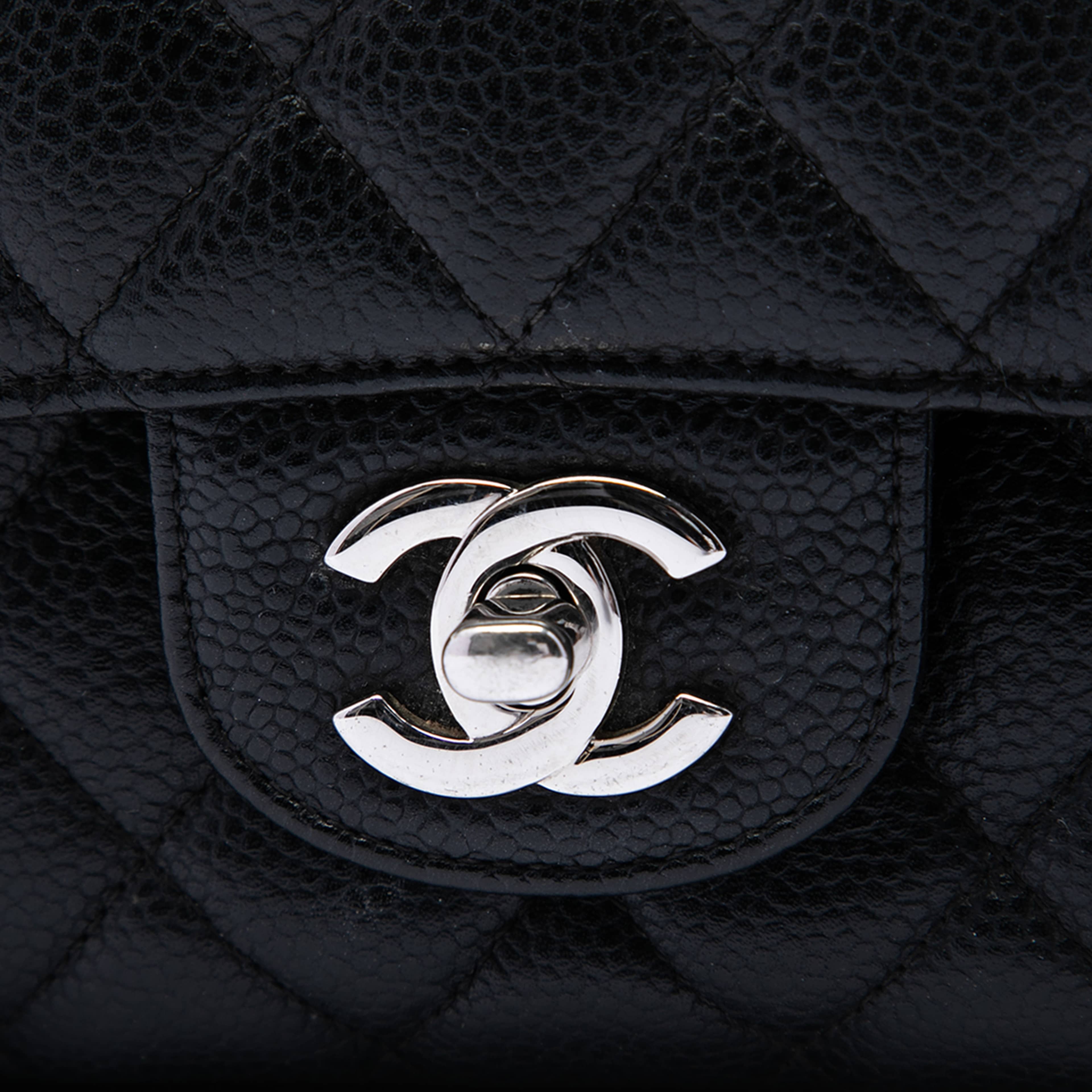 Chanel Medium Classic Caviar Double Flap, från Luxclusif, i färgen svart. Klicka för att öppna bilden i stort format