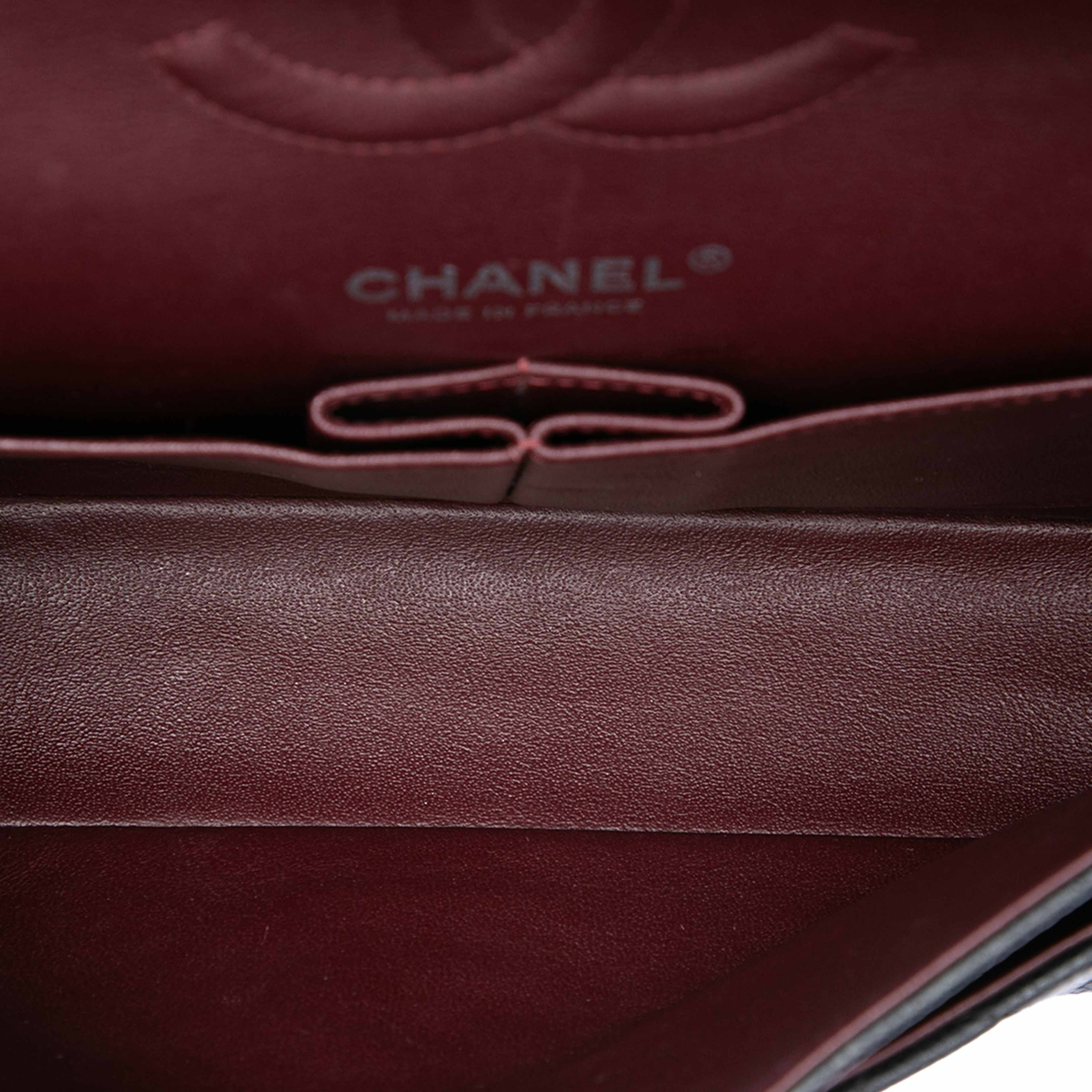 Chanel Medium Classic Caviar Double Flap, från Luxclusif, i färgen svart. Klicka för att öppna bilden i stort format