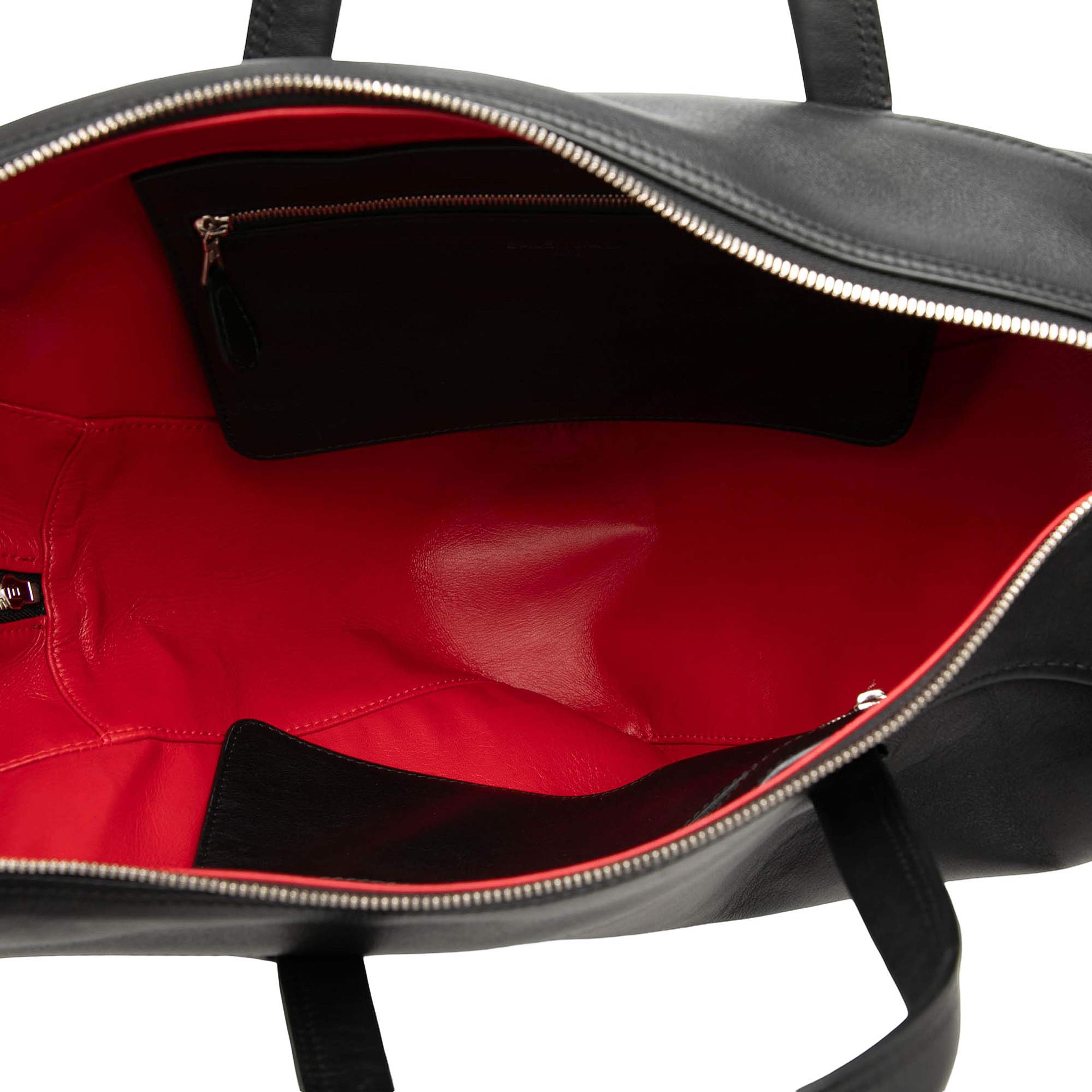 Balenciaga Medium Leather Triangle Duffle Bag, från Luxclusif, i färgen black. Klicka för att öppna bilden i stort format