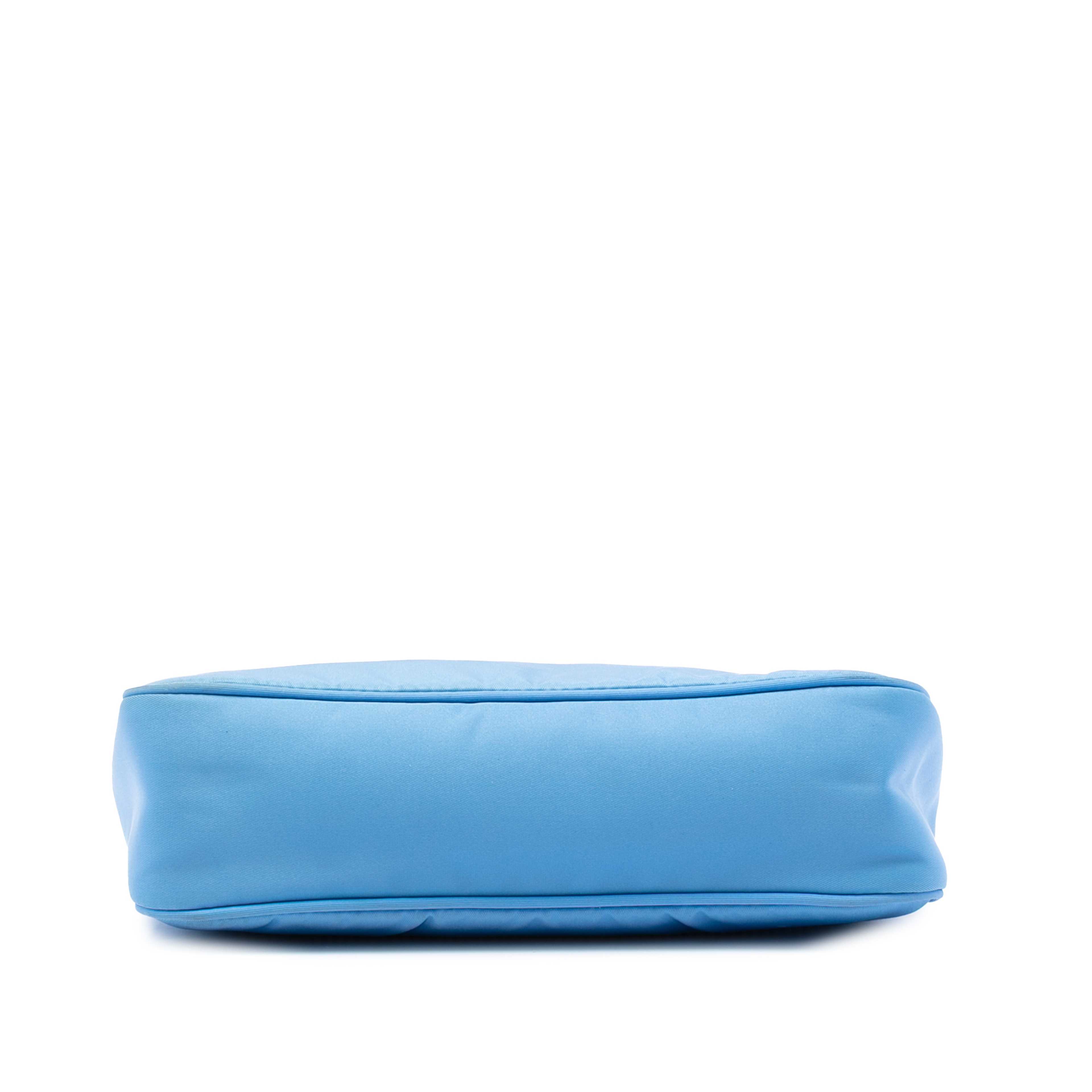 Prada Mini Tessuto Re Edition 2000 Shoulder Bag, från Luxclusif, i färgen blue. Klicka för att öppna bilden i stort format