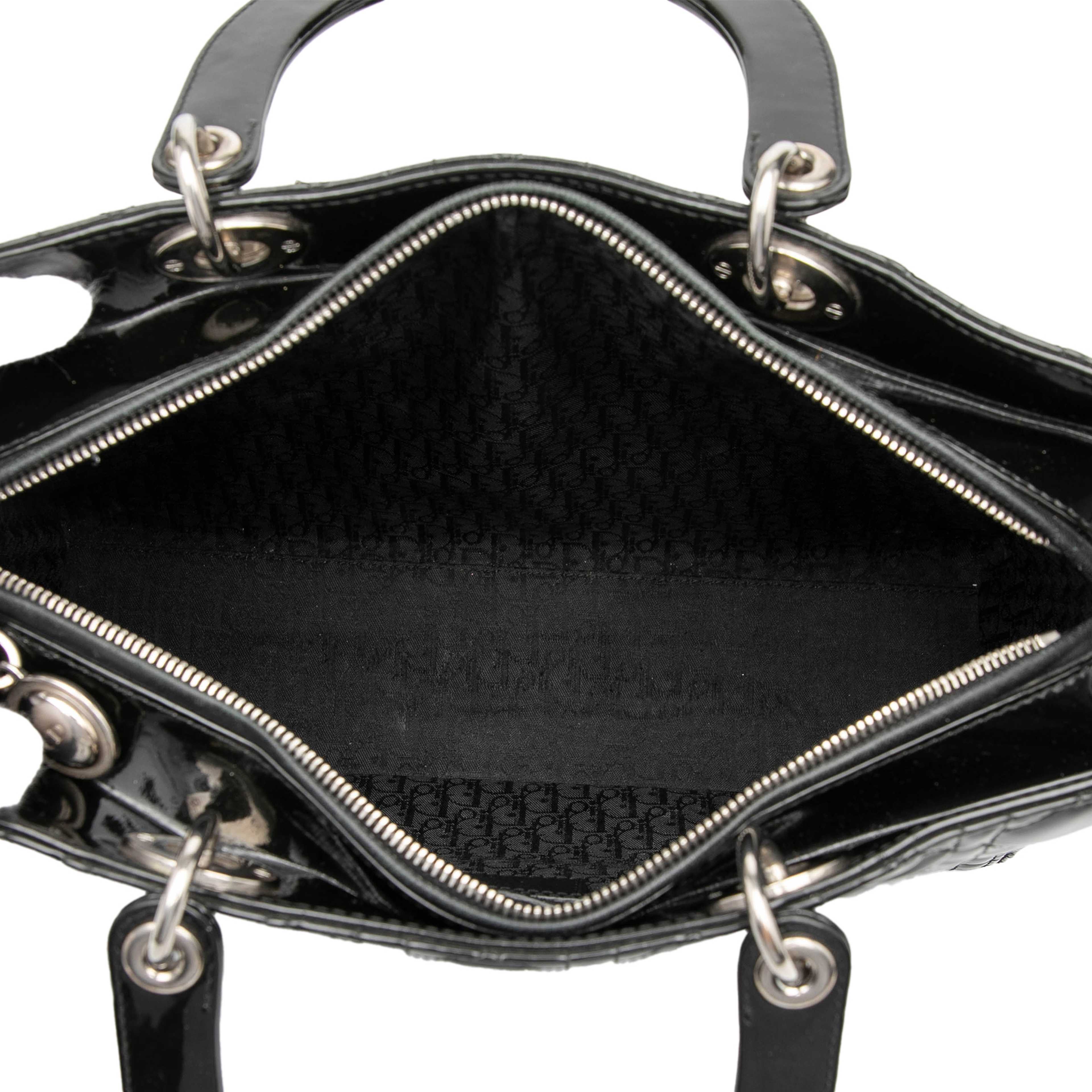 Dior Large Patent Cannage Lady Dior, från Luxclusif, i färgen black. Klicka för att öppna bilden i stort format