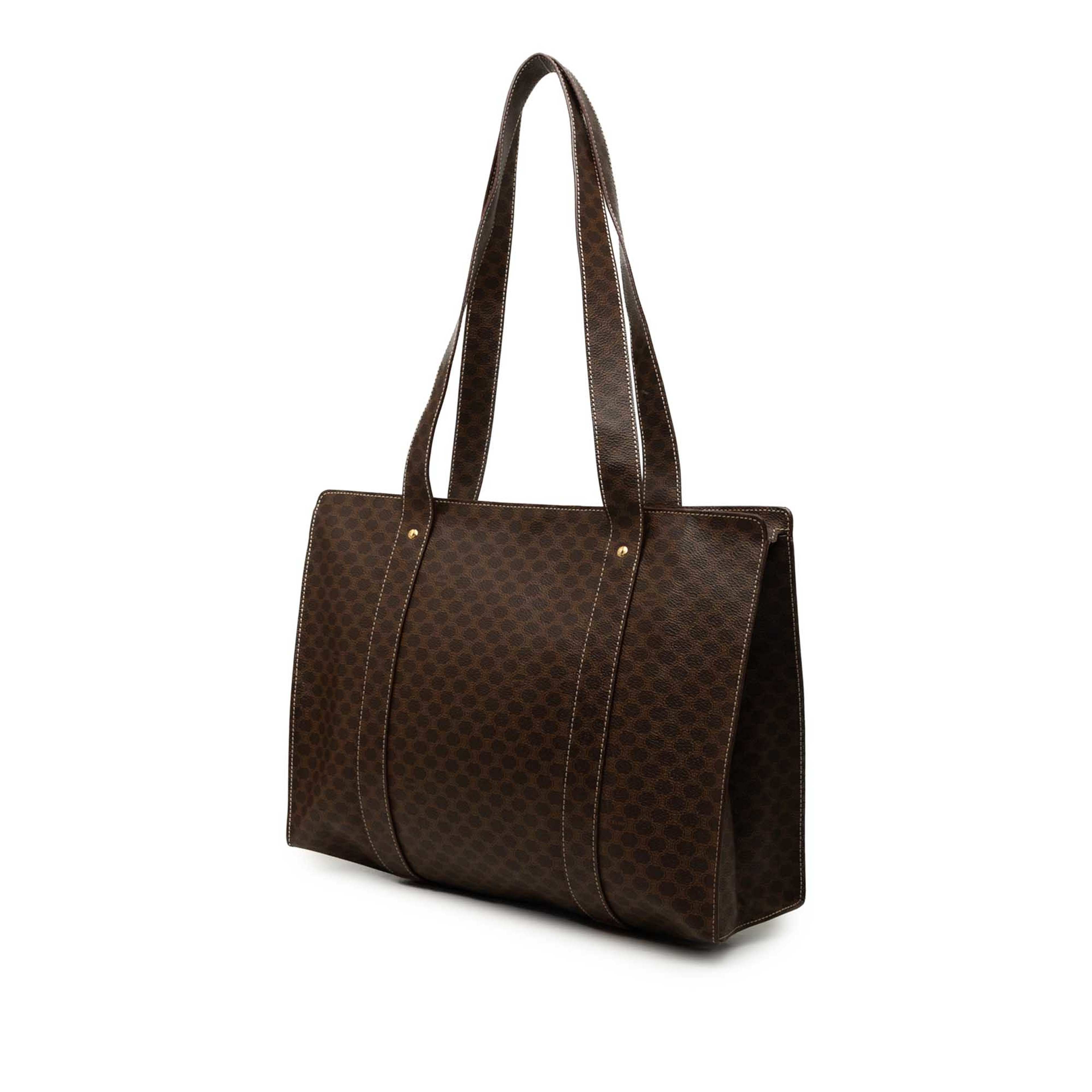 Celine Macadam Coated Canvas Tote, från Luxclusif, i färgen brun. Klicka för att öppna bilden i stort format