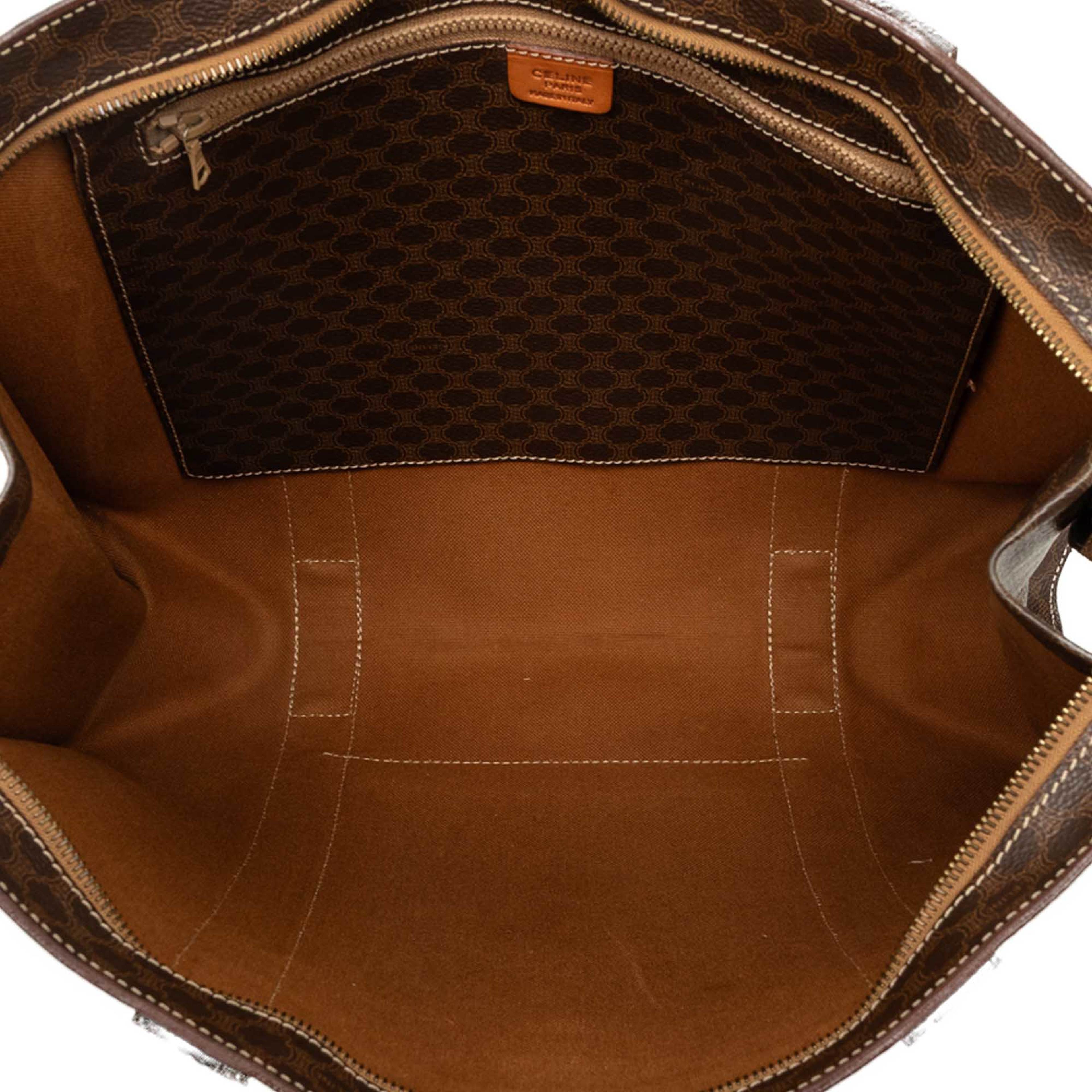 Celine Macadam Coated Canvas Tote, från Luxclusif, i färgen brun. Klicka för att öppna bilden i stort format