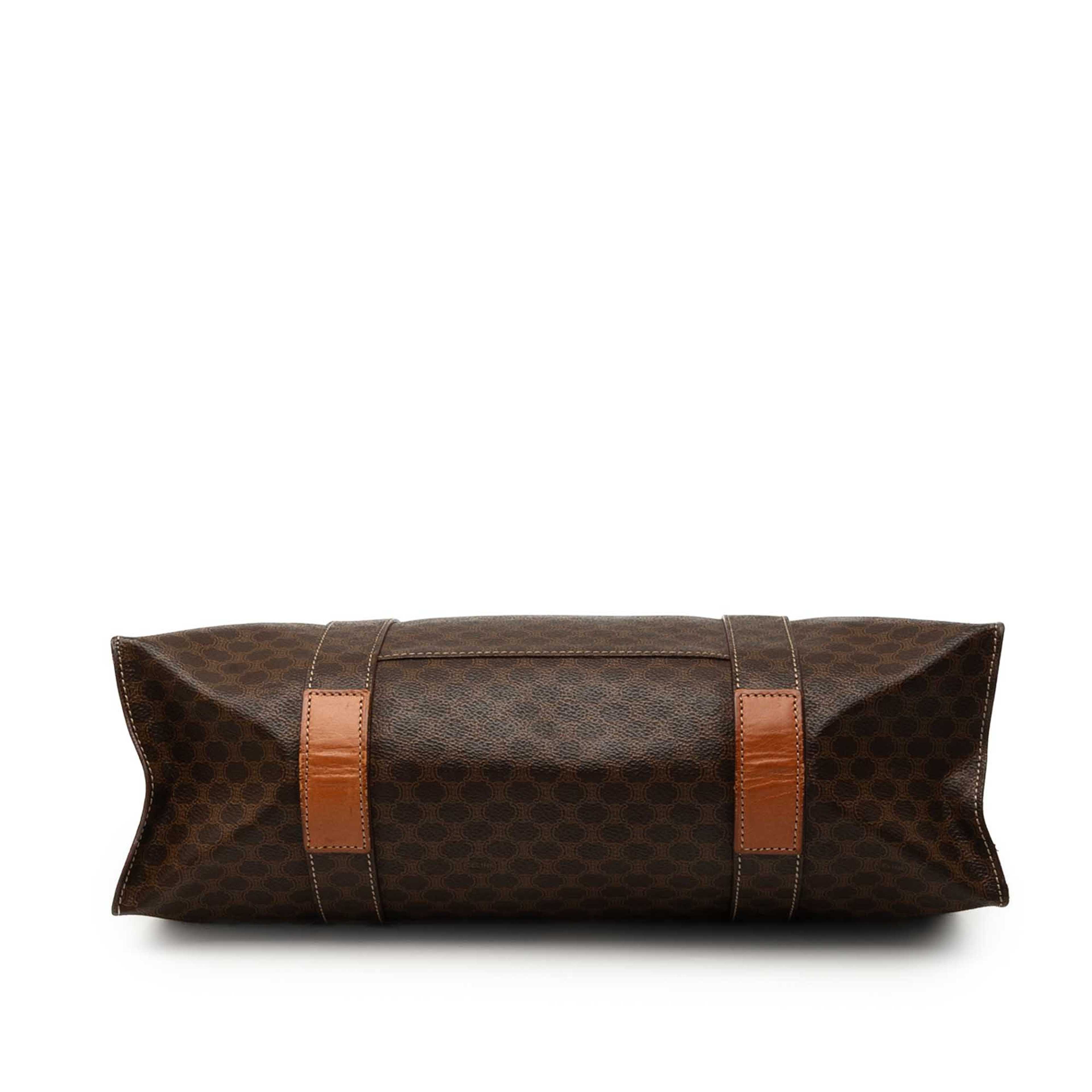Celine Macadam Coated Canvas Tote, från Luxclusif, i färgen brun. Klicka för att öppna bilden i stort format