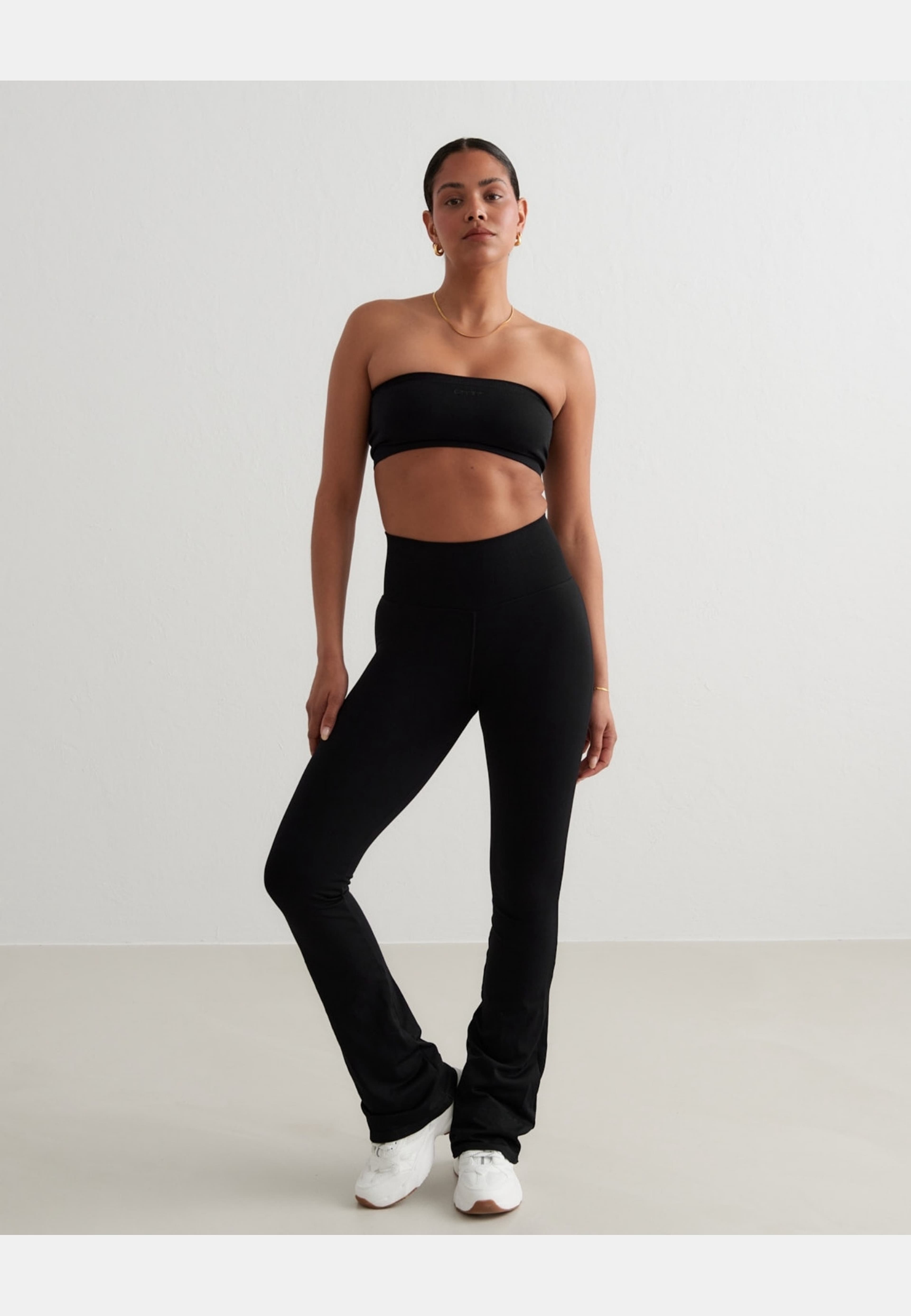 Shape Seamless Flare Tall Tights, från aim'n, i färgen black. Klicka för att öppna bilden i stort format
