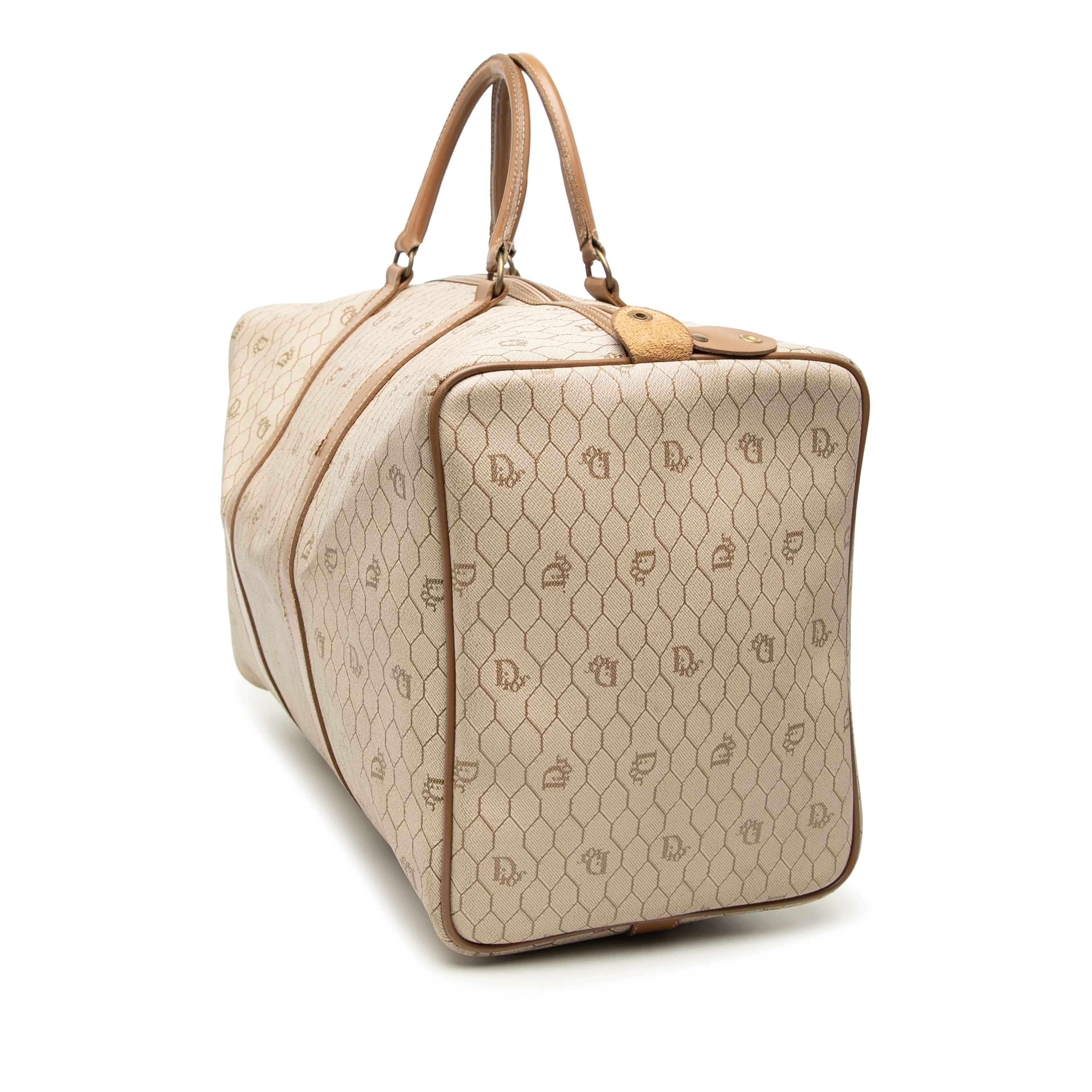 Dior Honeycomb Coated Canvas Travel Bag, från Luxclusif, i färgen beige. Klicka för att öppna bilden i stort format