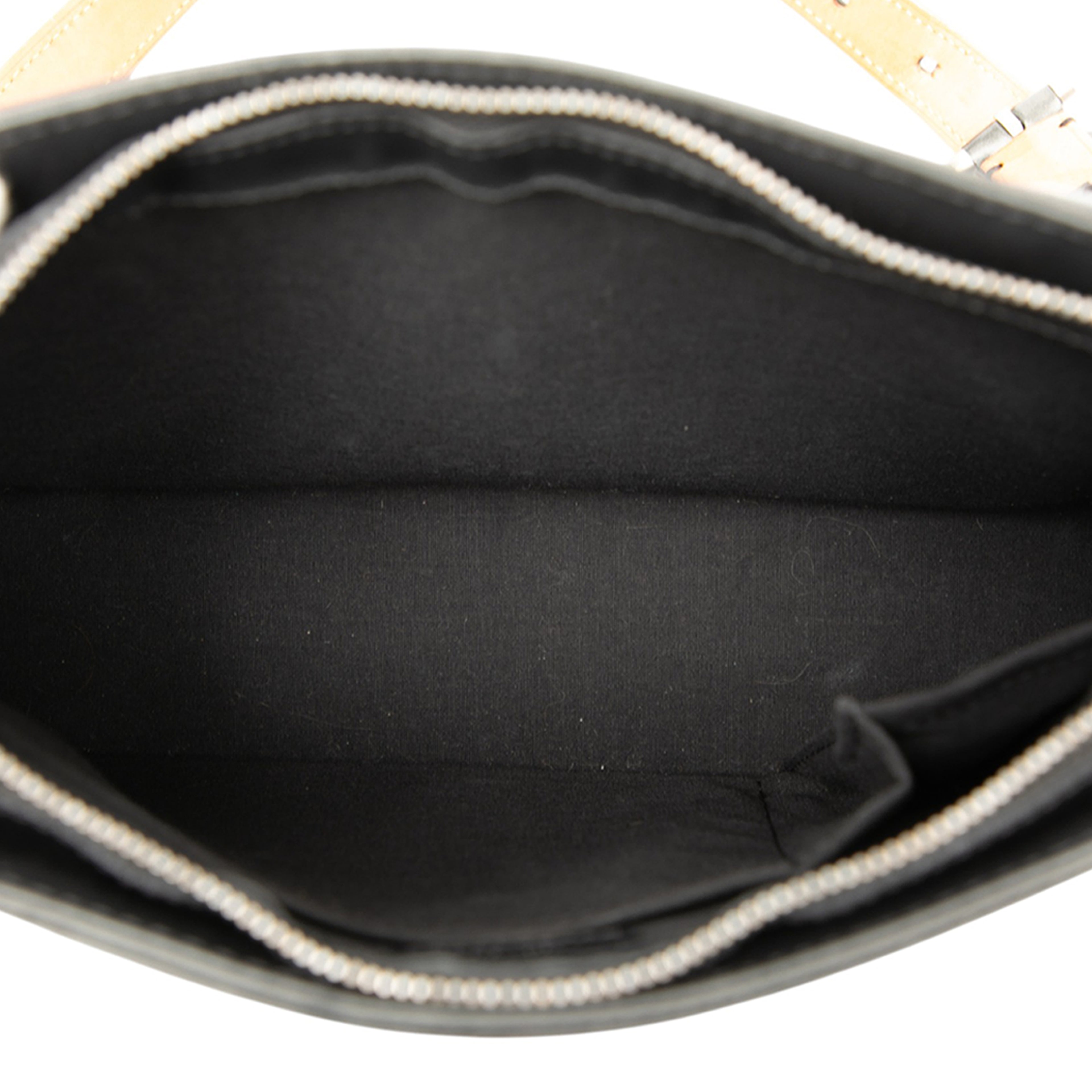 Louis Vuitton Monogram Mat Alston, från Luxclusif, i färgen dark gray. Klicka för att öppna bilden i stort format