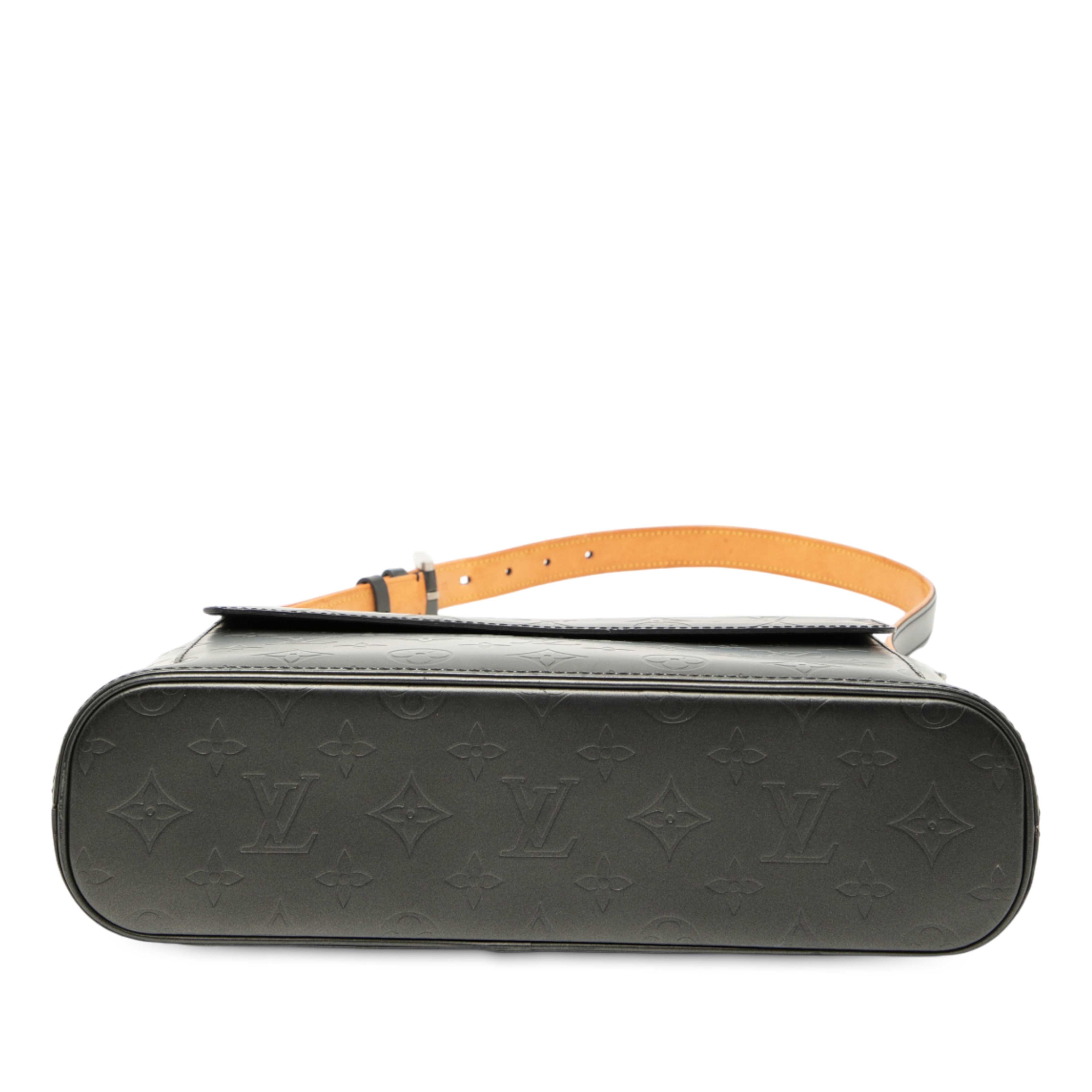 Louis Vuitton Monogram Mat Alston, från Luxclusif, i färgen dark gray. Klicka för att öppna bilden i stort format