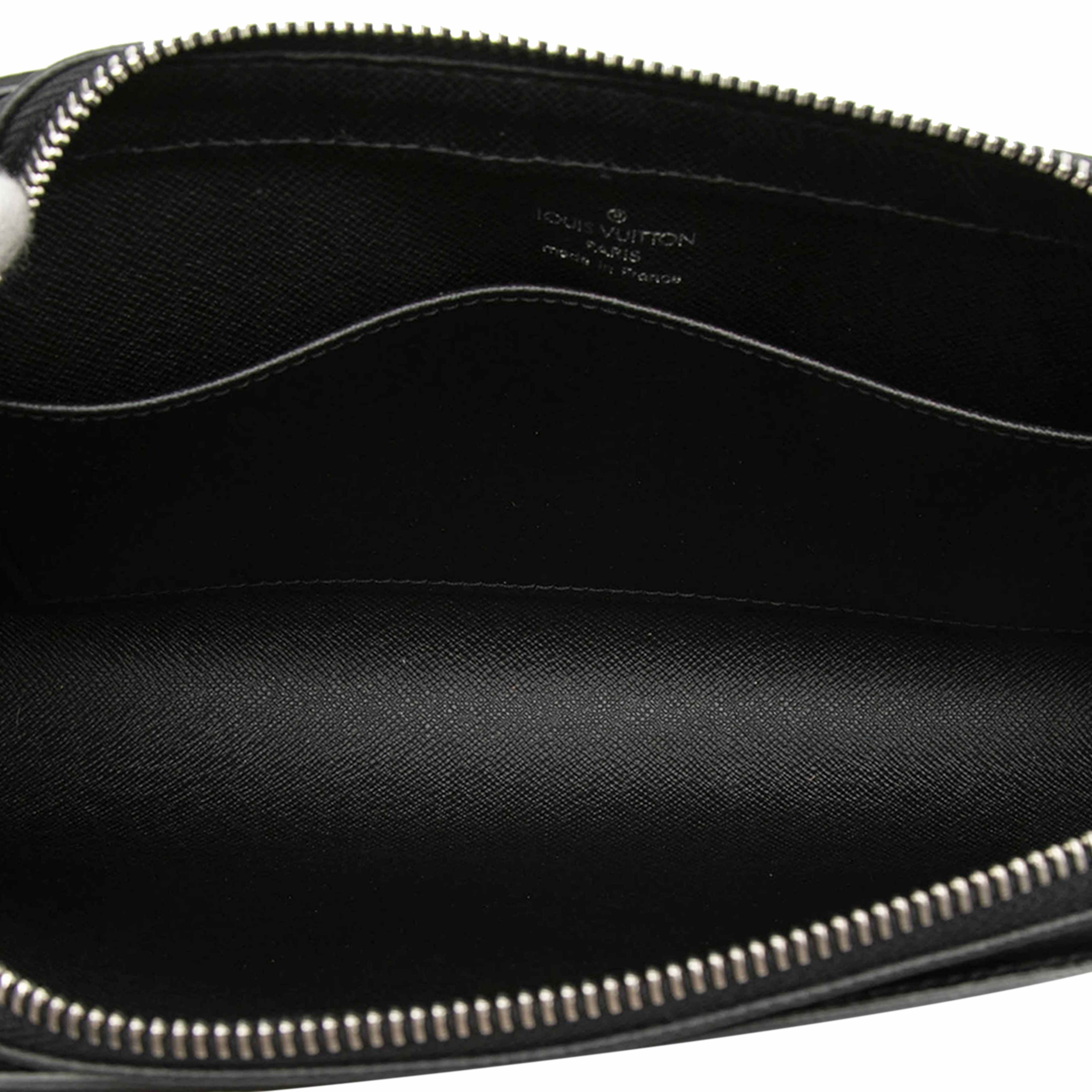 Louis Vuitton Taiga Pochette Baikal, från Luxclusif, i färgen black. Klicka för att öppna bilden i stort format