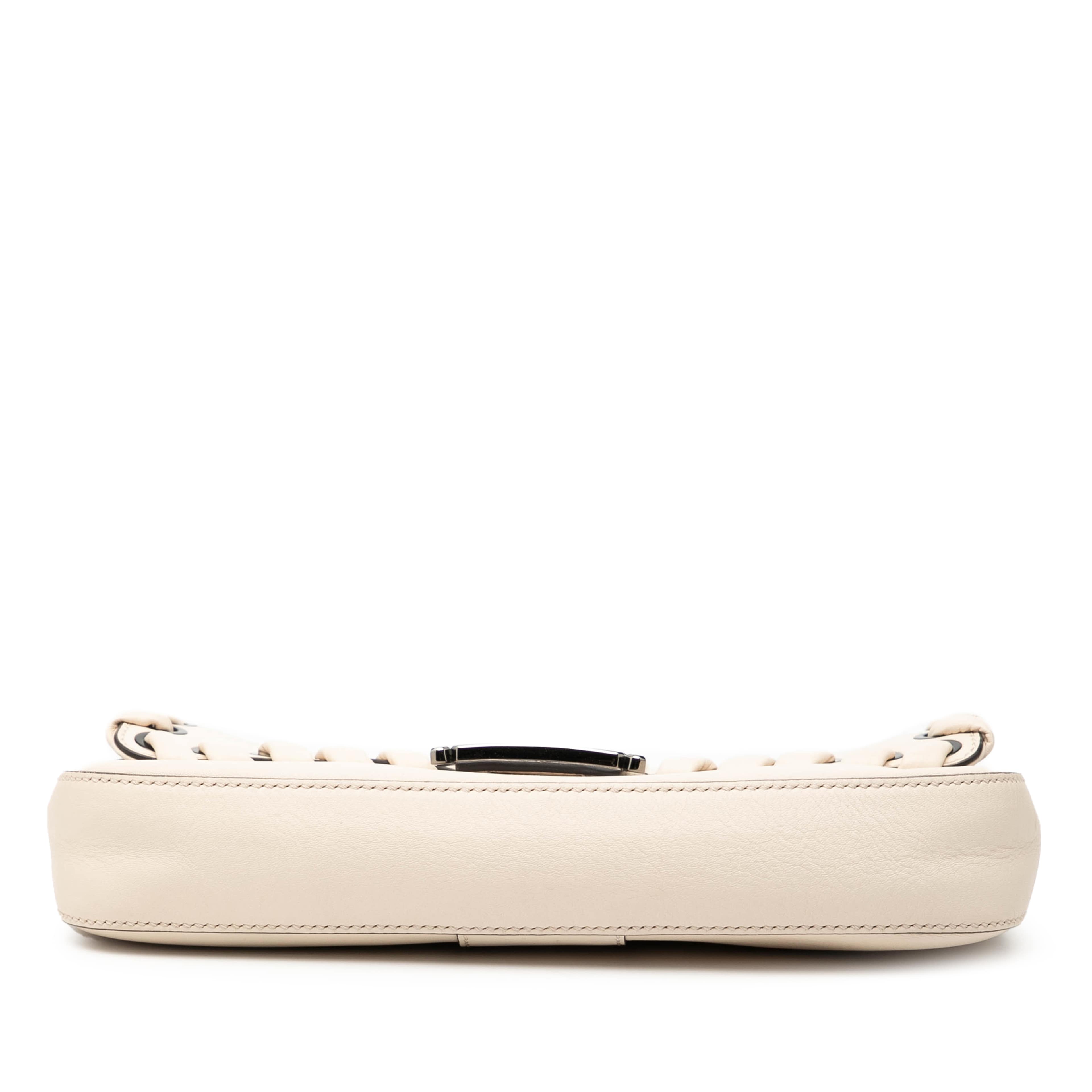 Fendi Whipstitch Leather Baguette Crossbody, från Luxclusif, i färgen white. Klicka för att öppna bilden i stort format