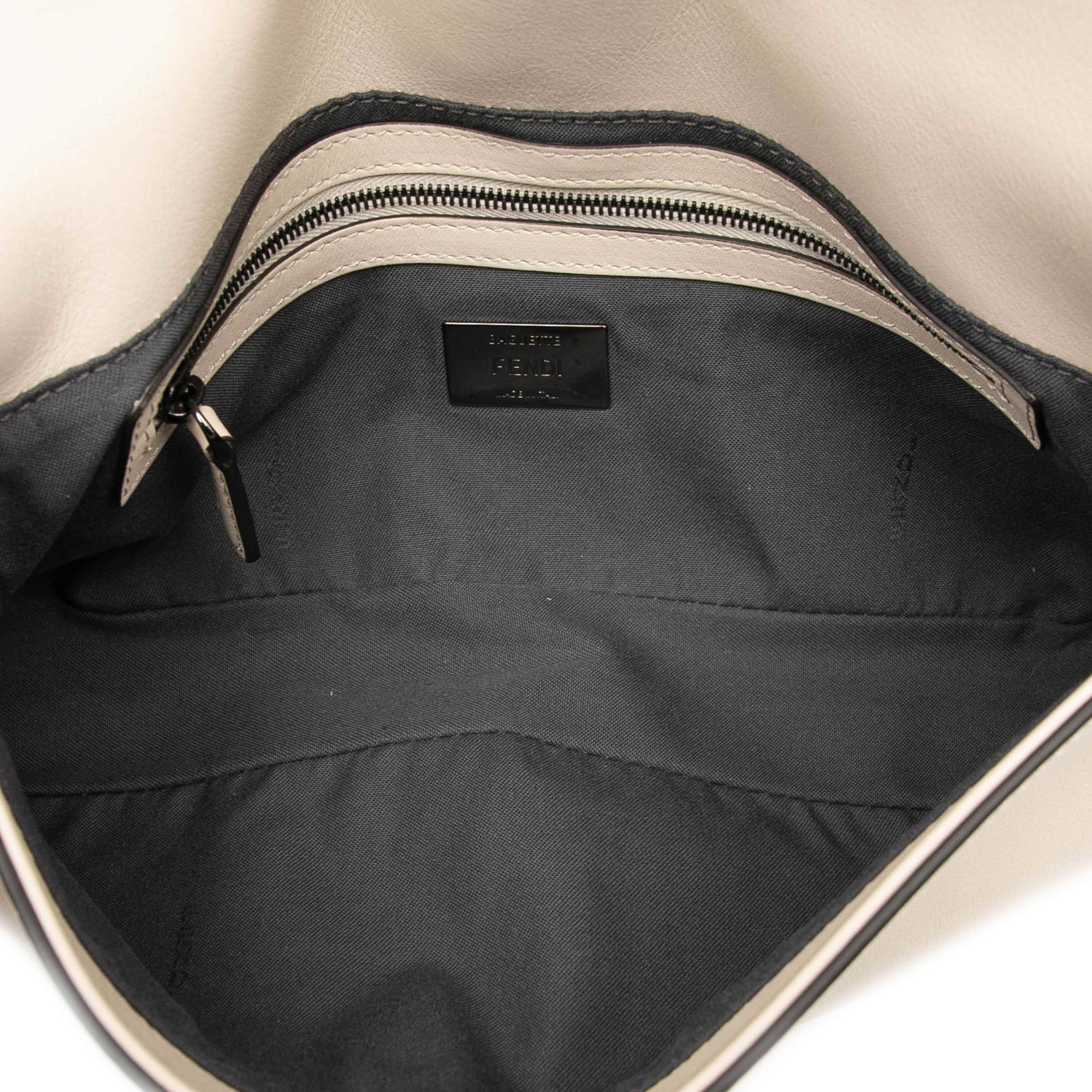 Fendi Whipstitch Leather Baguette Crossbody, från Luxclusif, i färgen white. Klicka för att öppna bilden i stort format