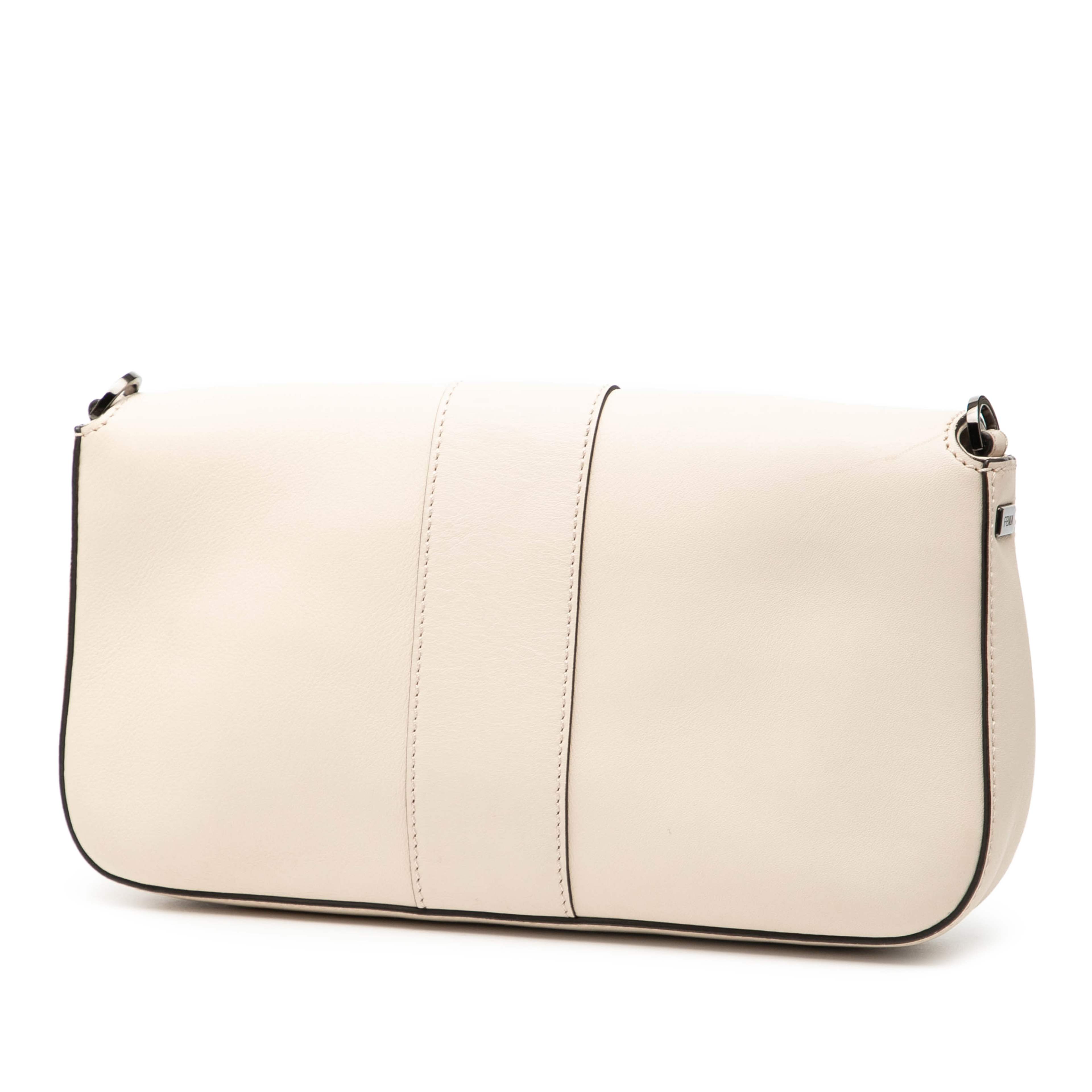 Fendi Whipstitch Leather Baguette Crossbody, från Luxclusif, i färgen white. Klicka för att öppna bilden i stort format