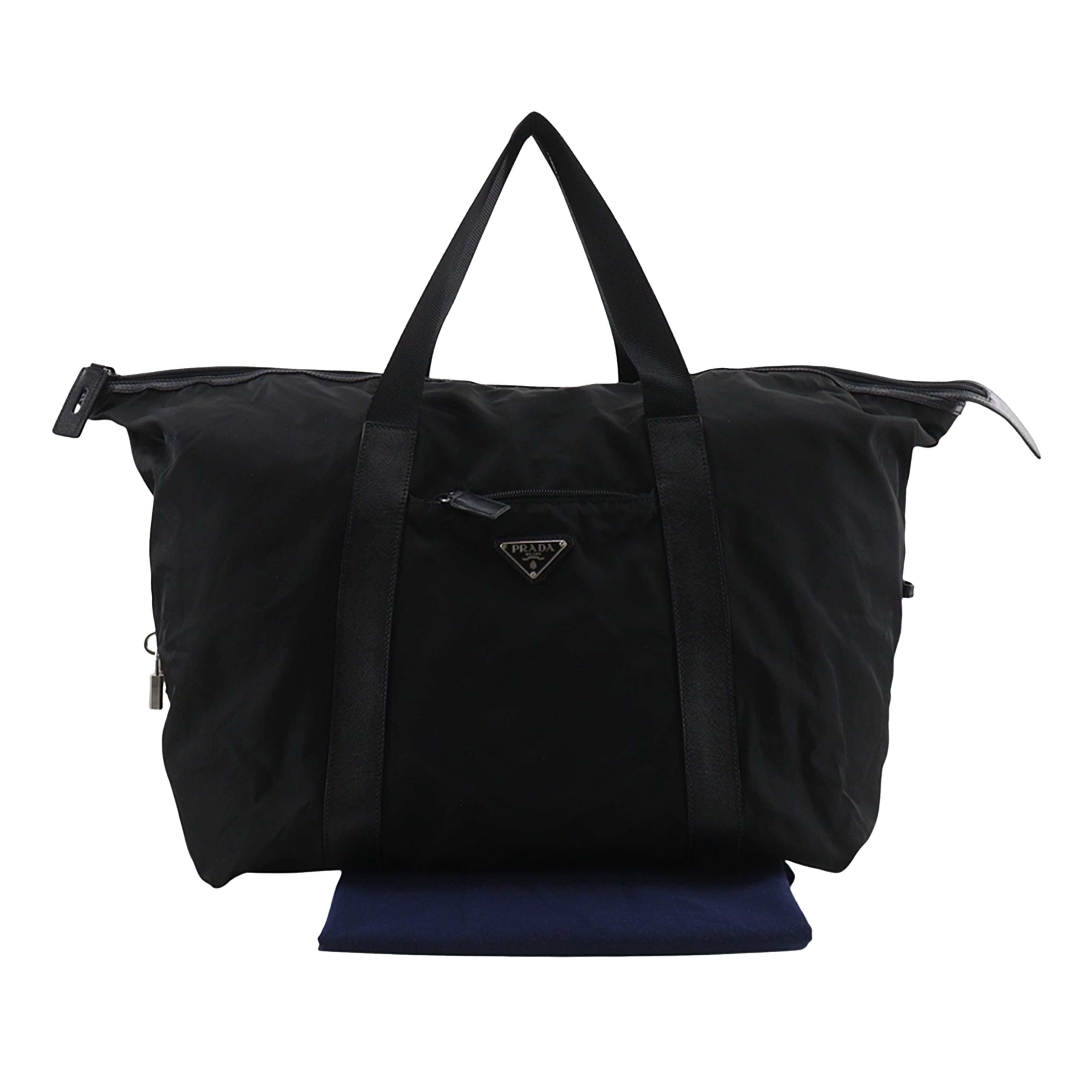 Prada Saffiano Trimmed Tessuto Travel Bag, från Luxclusif, i färgen svart. Klicka för att öppna bilden i stort format