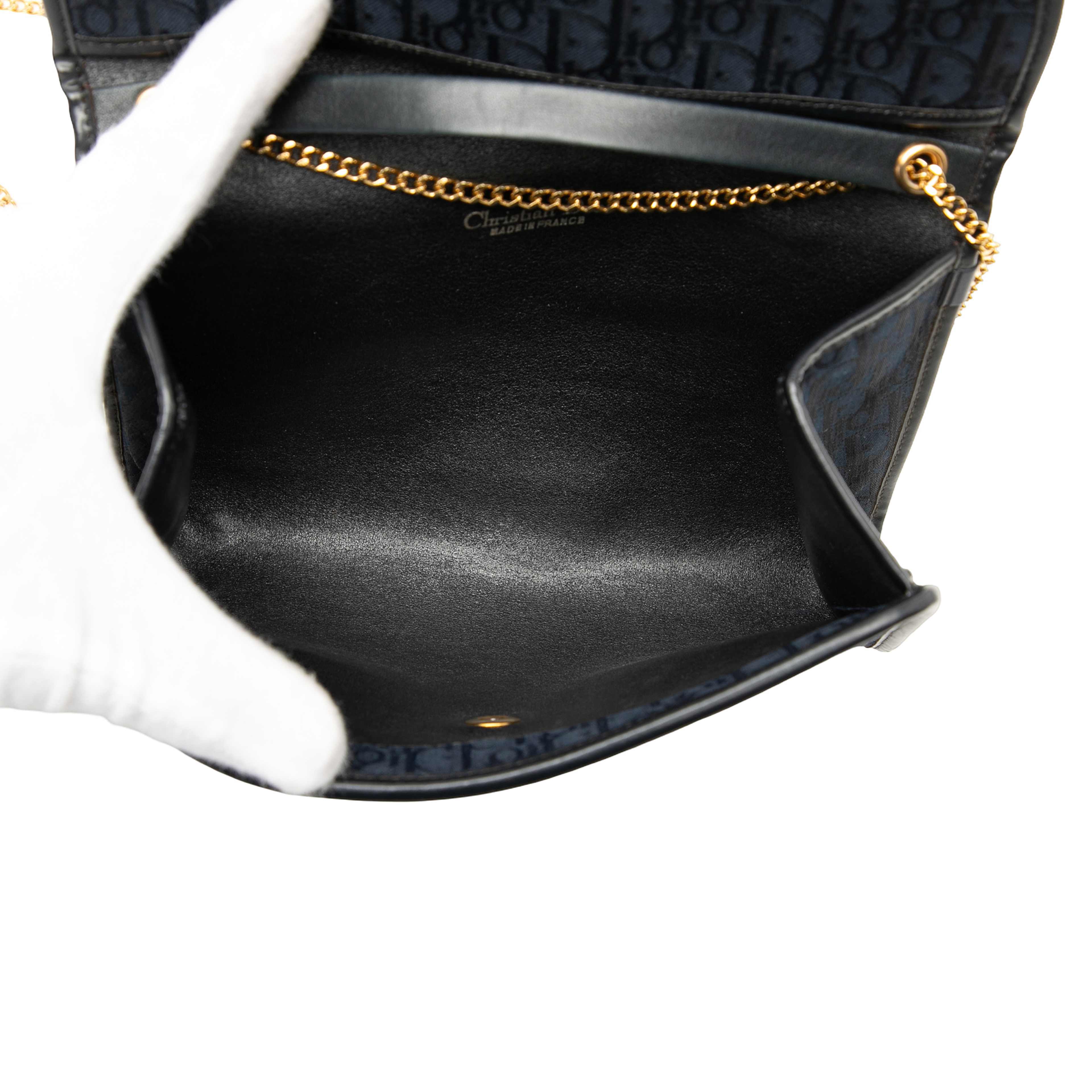 Dior Diorissimo Trotter Canvas Chain Crossbody, från Luxclusif, i färgen dark blue. Klicka för att öppna bilden i stort format