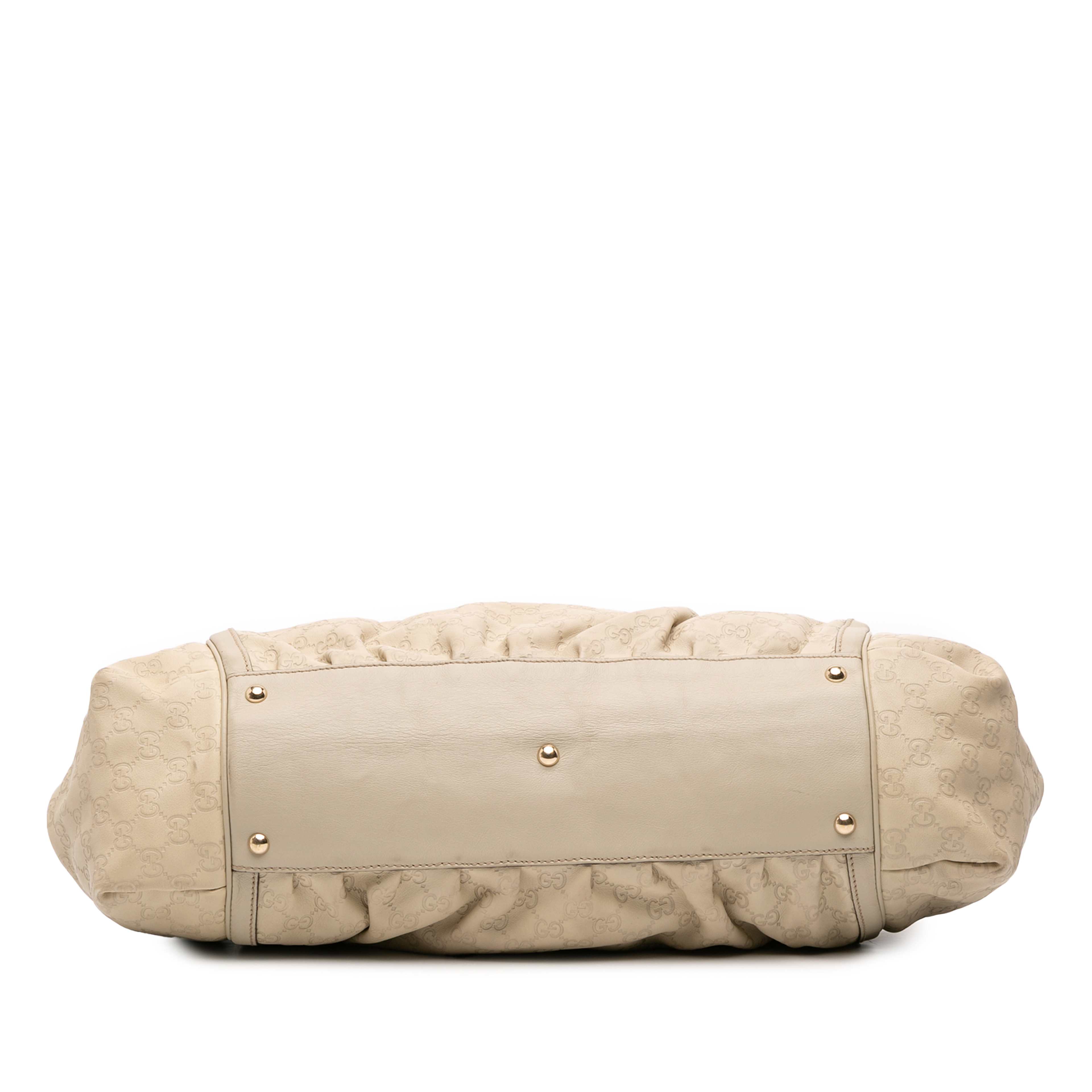 Gucci Guccissima Bamboo Dialux Tote, från Luxclusif, i färgen light beige. Klicka för att öppna bilden i stort format