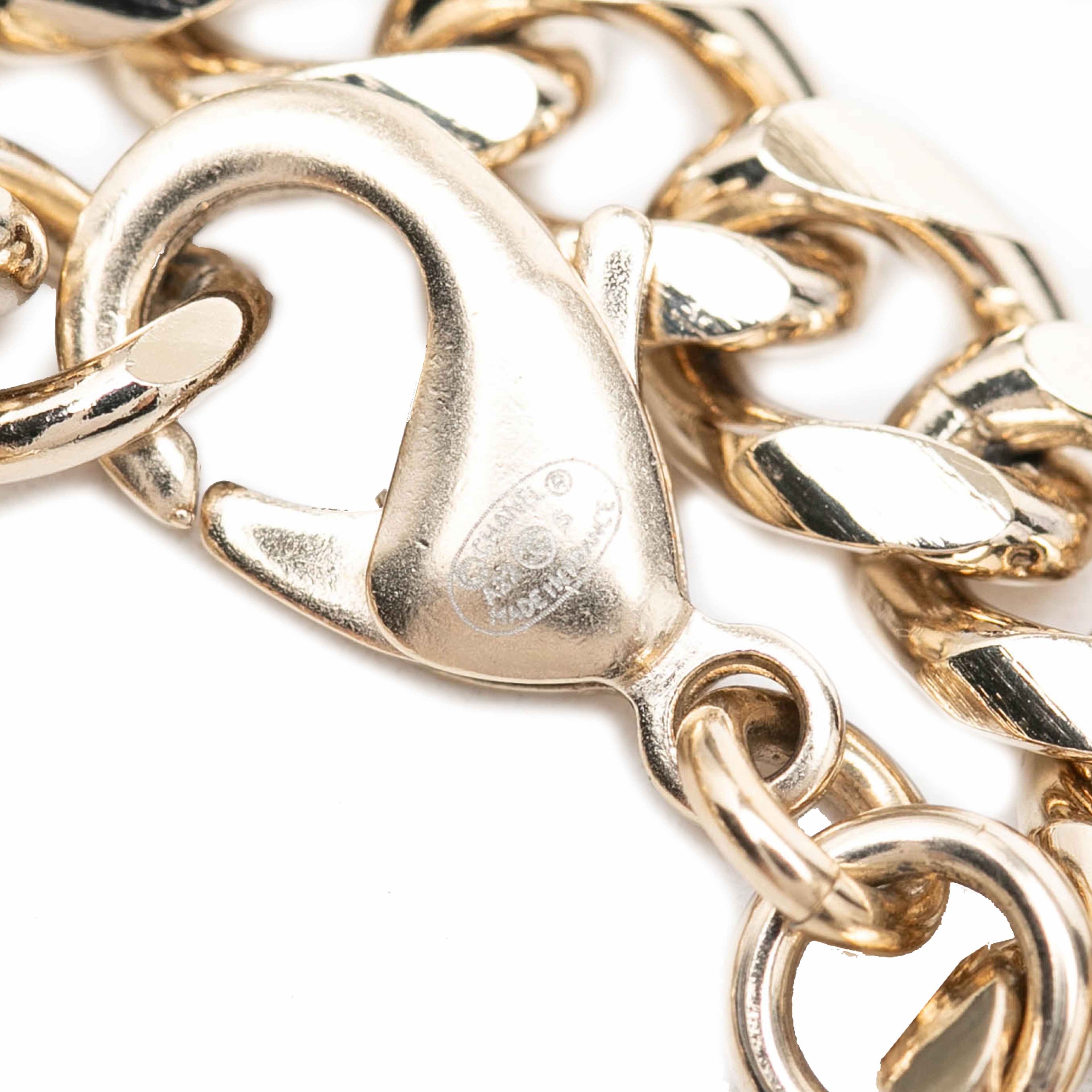 Chanel Cc Gold Plated Faux Pearl Strass No 5 Perfume Bottle Pendant Necklace, från Luxclusif, i färgen gold. Klicka för att öppna bilden i stort format