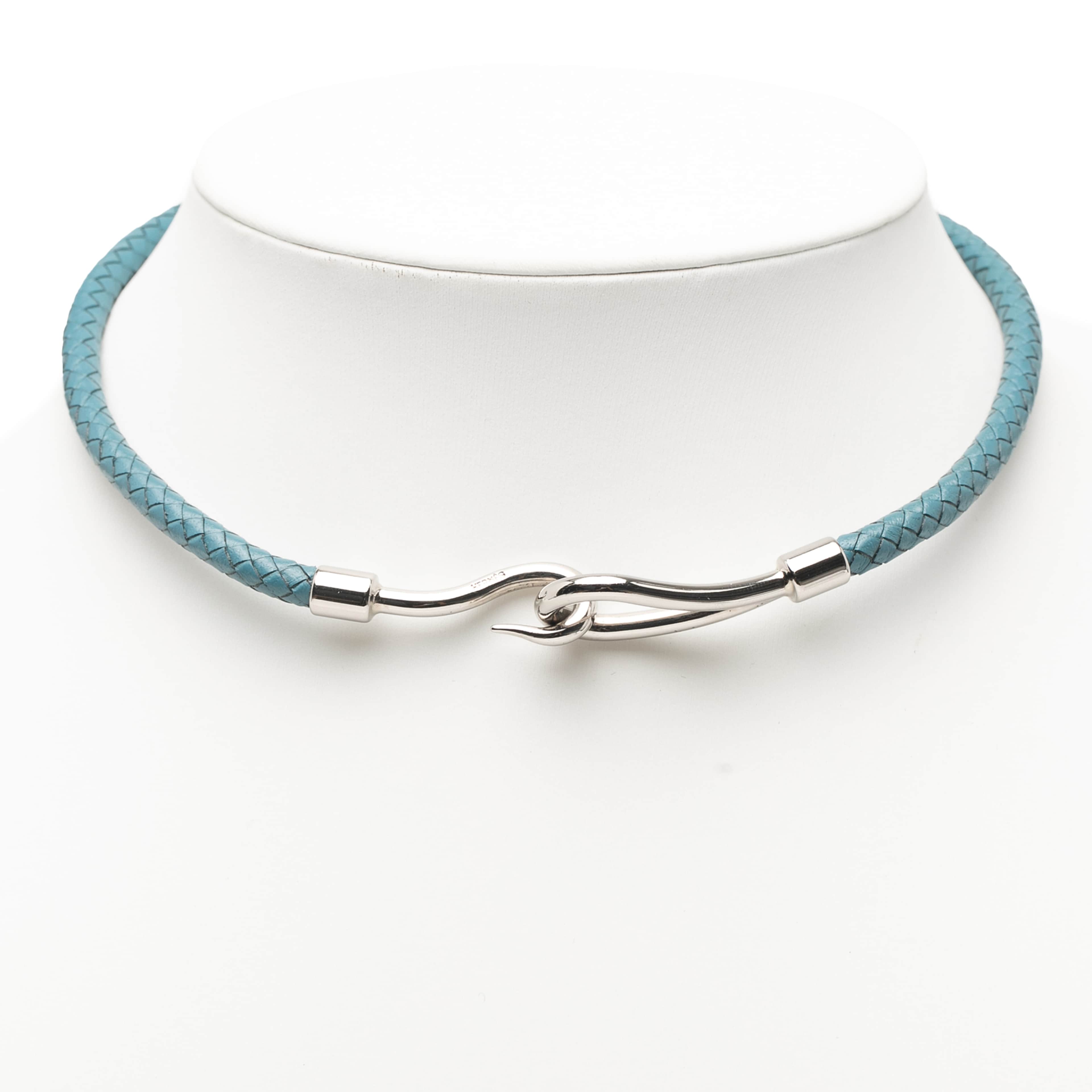 Hermès Woven Leather And Palladium Plated Jumbo Hook Choker Necklace, från Luxclusif, i färgen light blue. Klicka för att öppna bilden i stort format