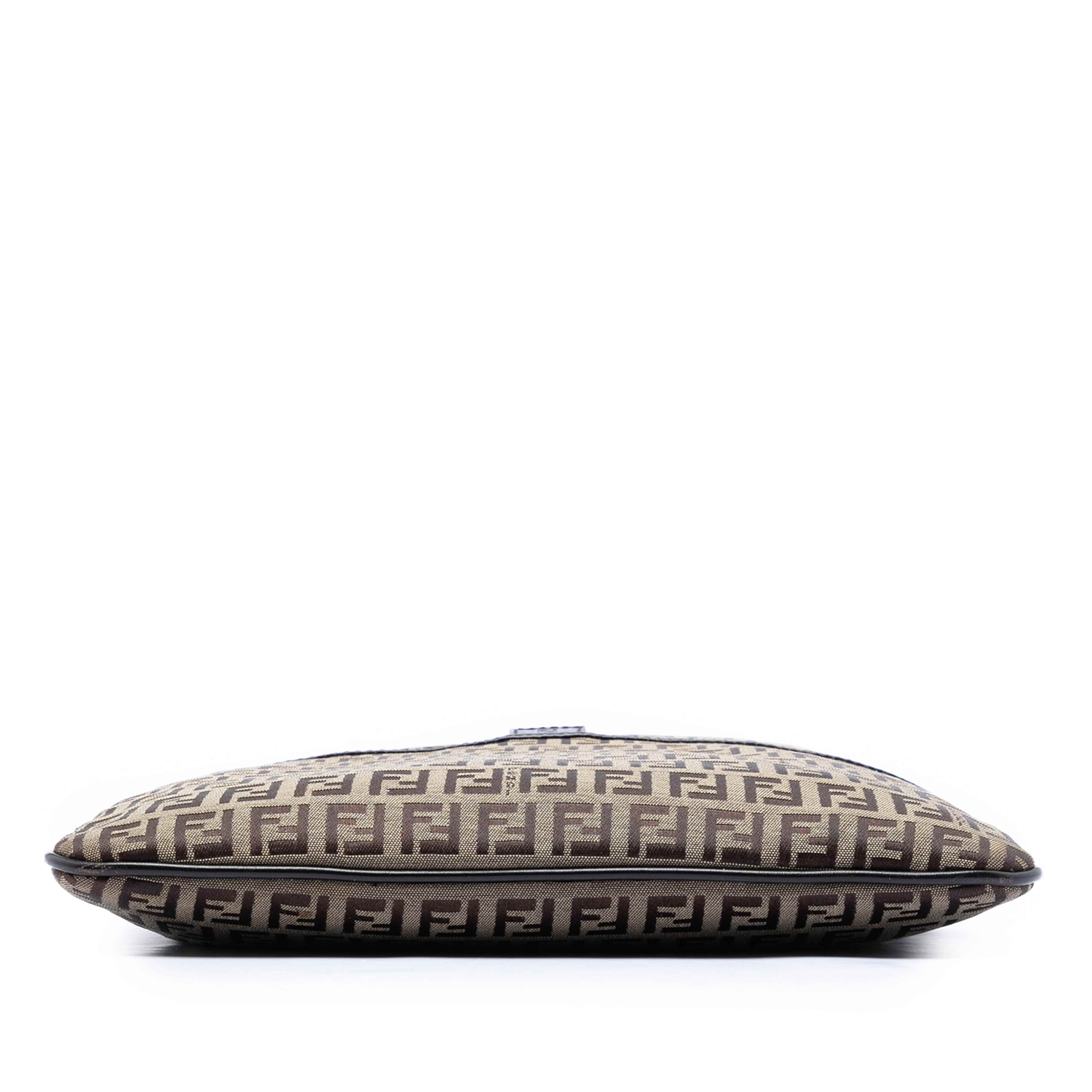 Fendi Zucchino Canvas Crossbody, från Luxclusif, i färgen beige. Klicka för att öppna bilden i stort format