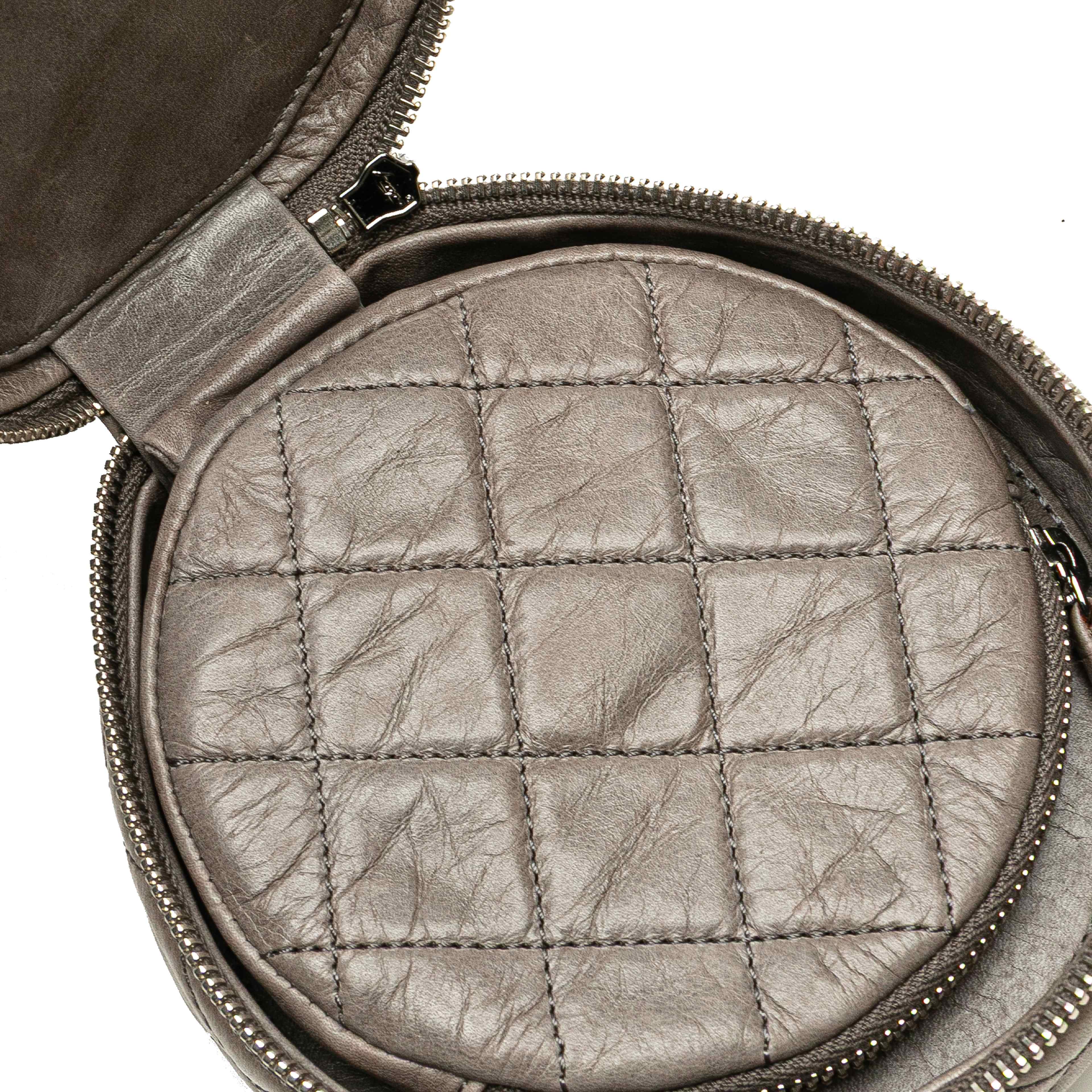 Chanel Cc Quilted Aged Calfskin Round Clutch, från Luxclusif, i färgen taupe. Klicka för att öppna bilden i stort format