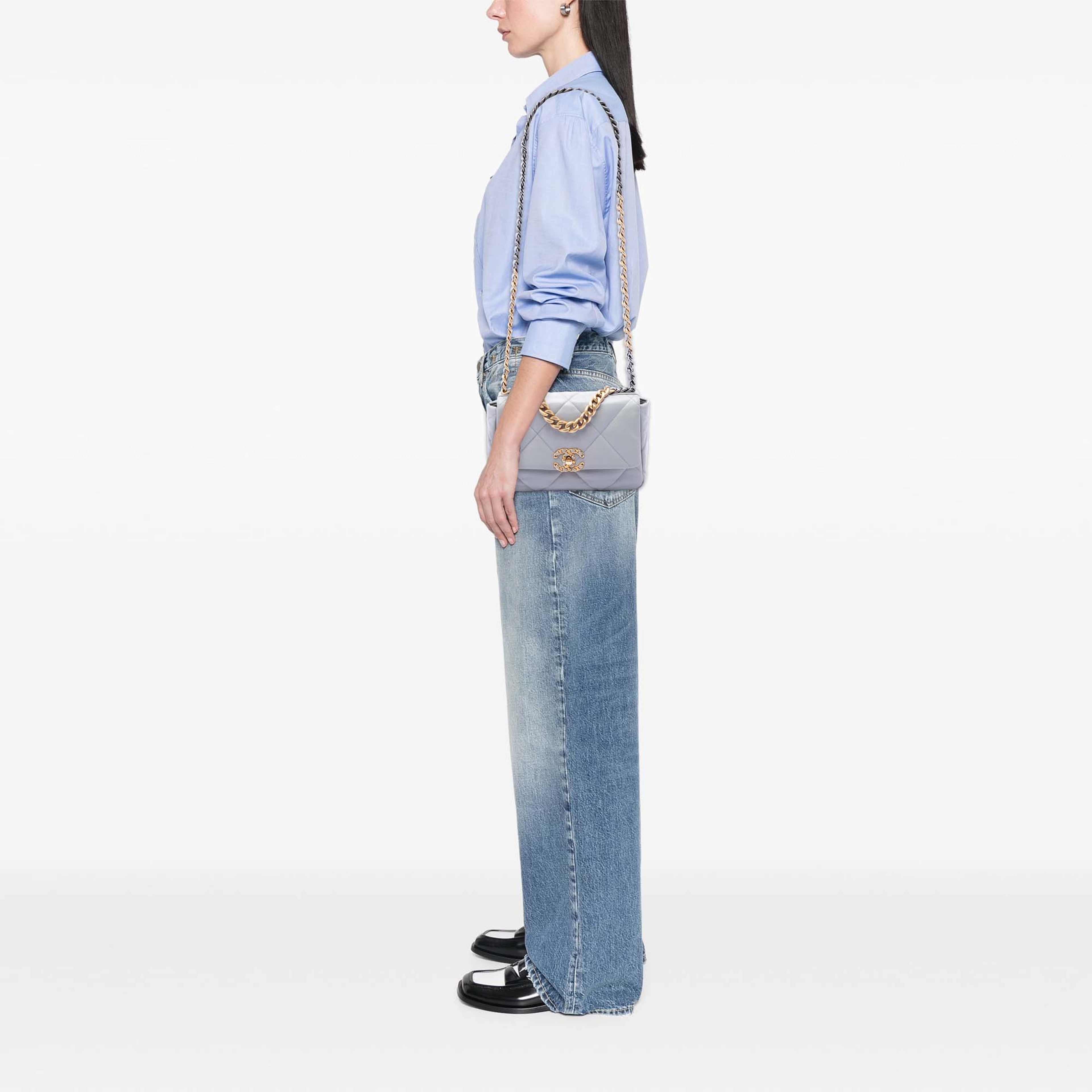 Chanel Medium Lambskin 19 Flap, från Luxclusif, i färgen grå. Klicka för att öppna bilden i stort format
