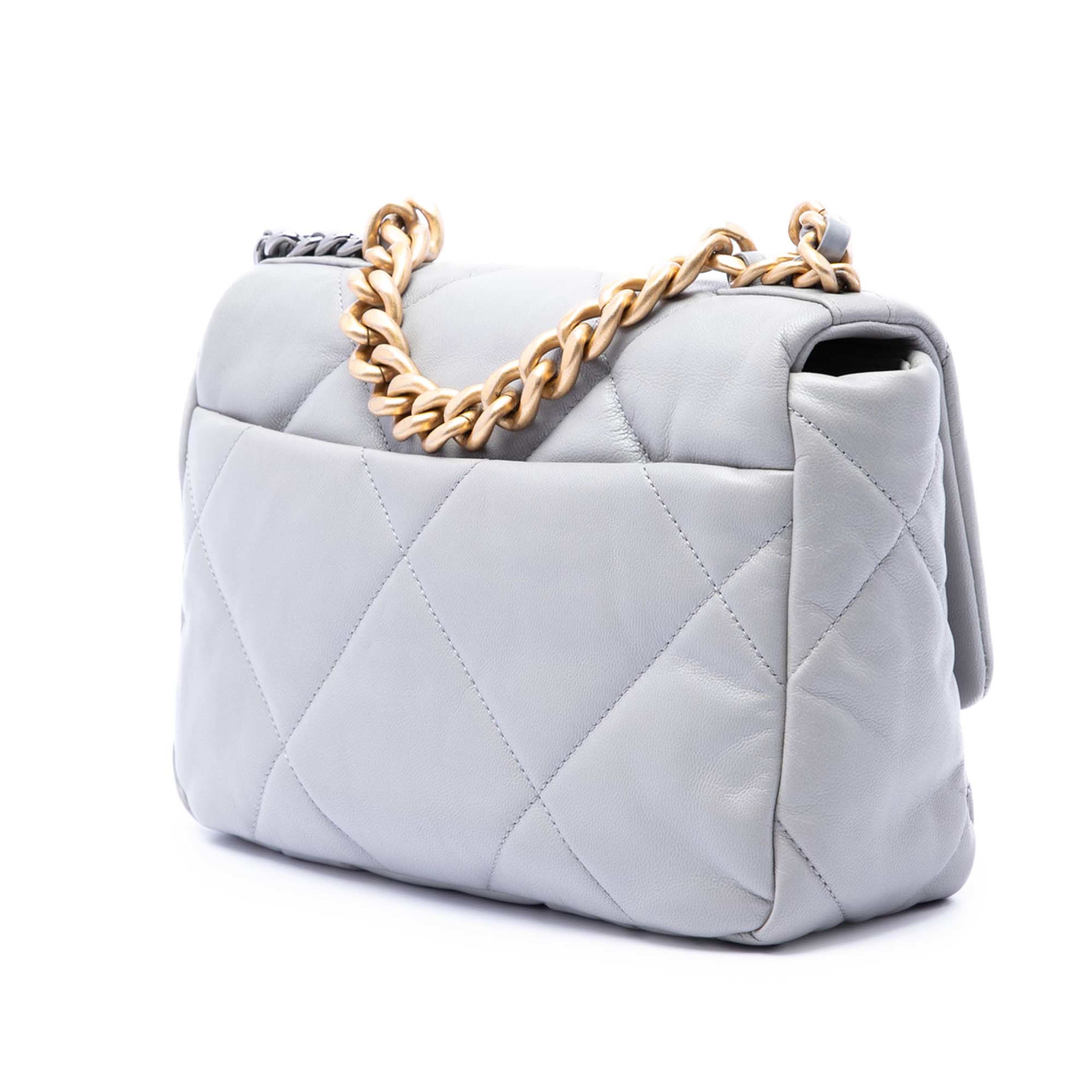 Chanel Medium Lambskin 19 Flap, från Luxclusif, i färgen grå. Klicka för att öppna bilden i stort format