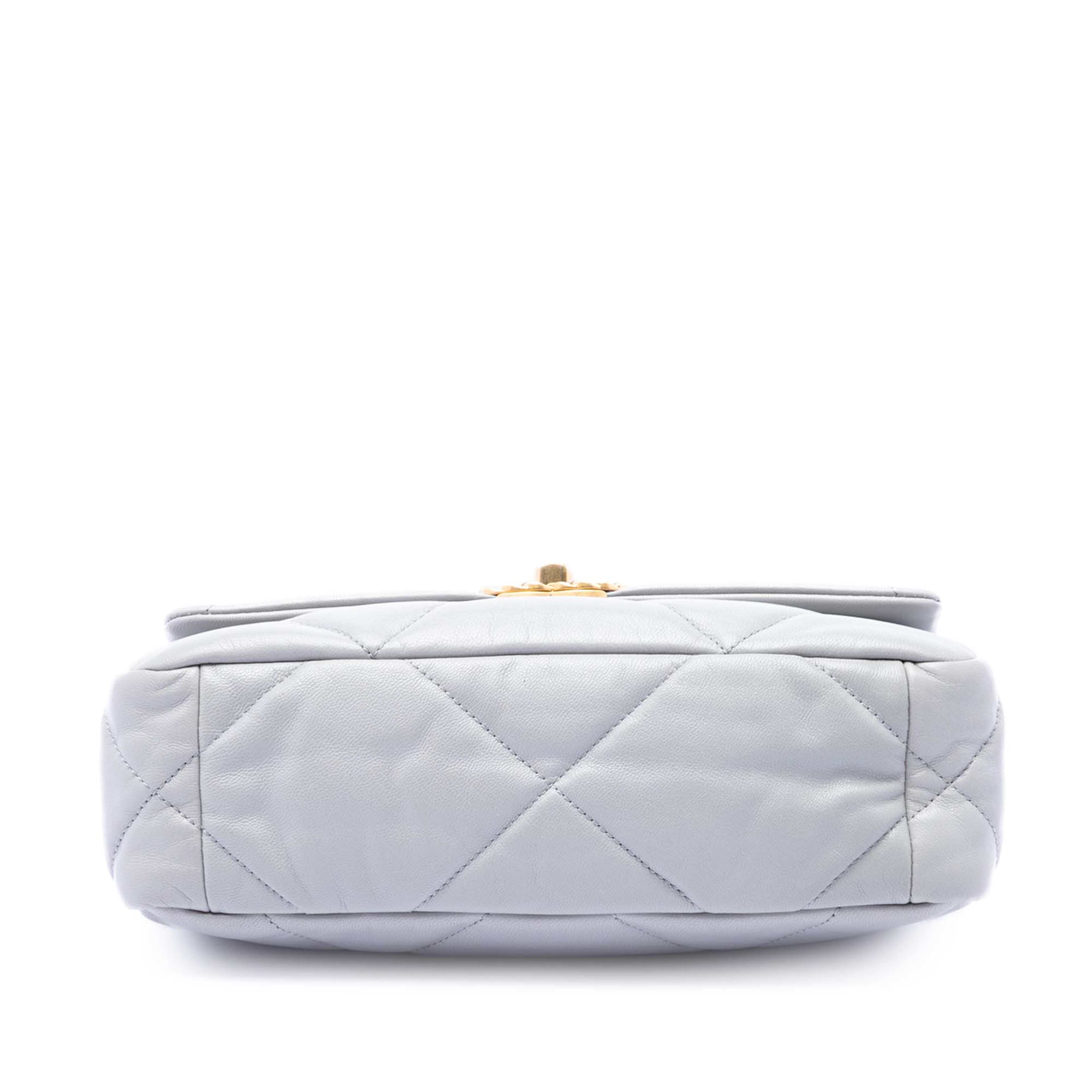 Chanel Medium Lambskin 19 Flap, från Luxclusif, i färgen grå. Klicka för att öppna bilden i stort format