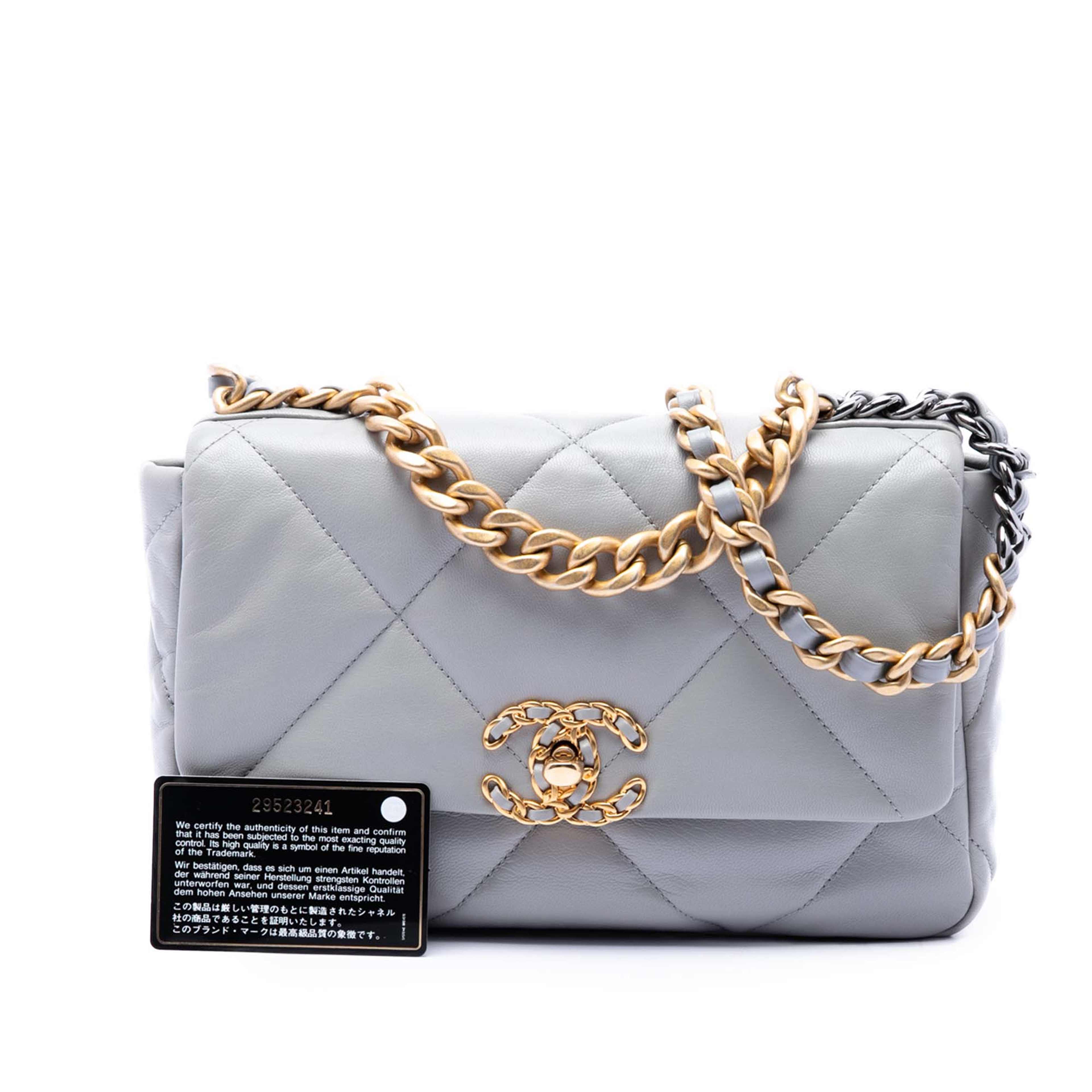 Chanel Medium Lambskin 19 Flap, från Luxclusif, i färgen grå. Klicka för att öppna bilden i stort format
