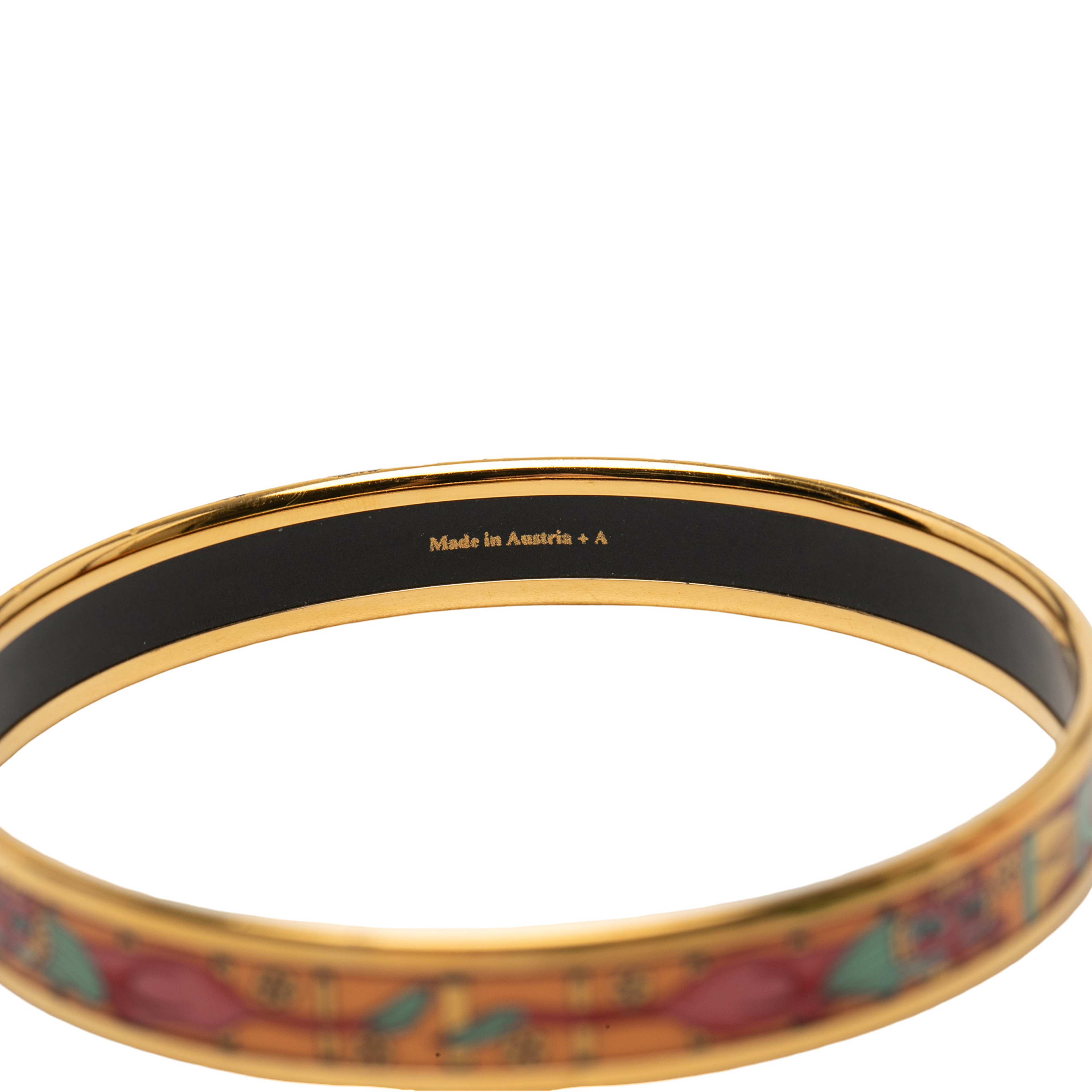 Hermès Narrow Animal Motif Enamel Bangle 62, från Luxclusif, i färgen gold. Klicka för att öppna bilden i stort format