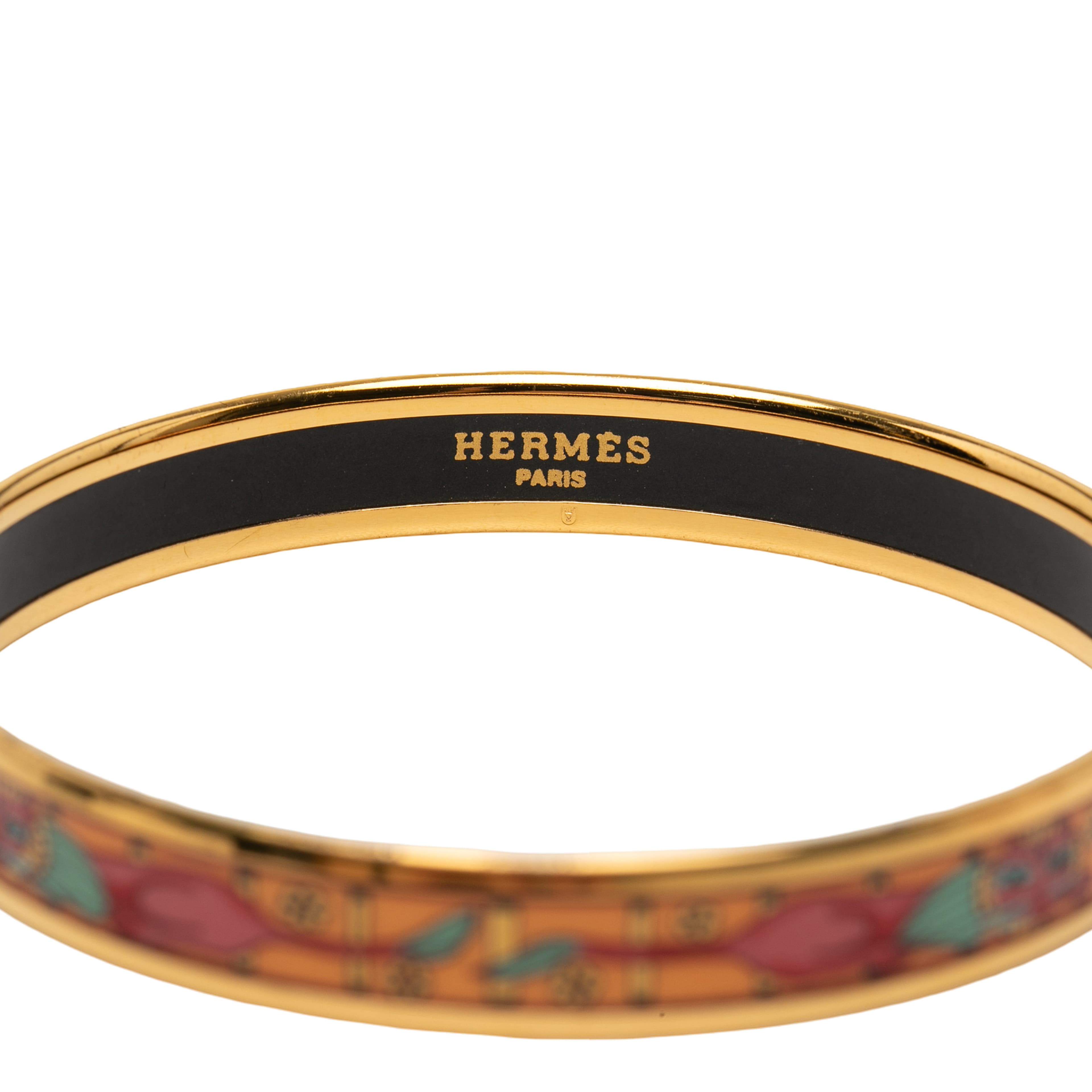 Hermès Narrow Animal Motif Enamel Bangle 62, från Luxclusif, i färgen gold. Klicka för att öppna bilden i stort format