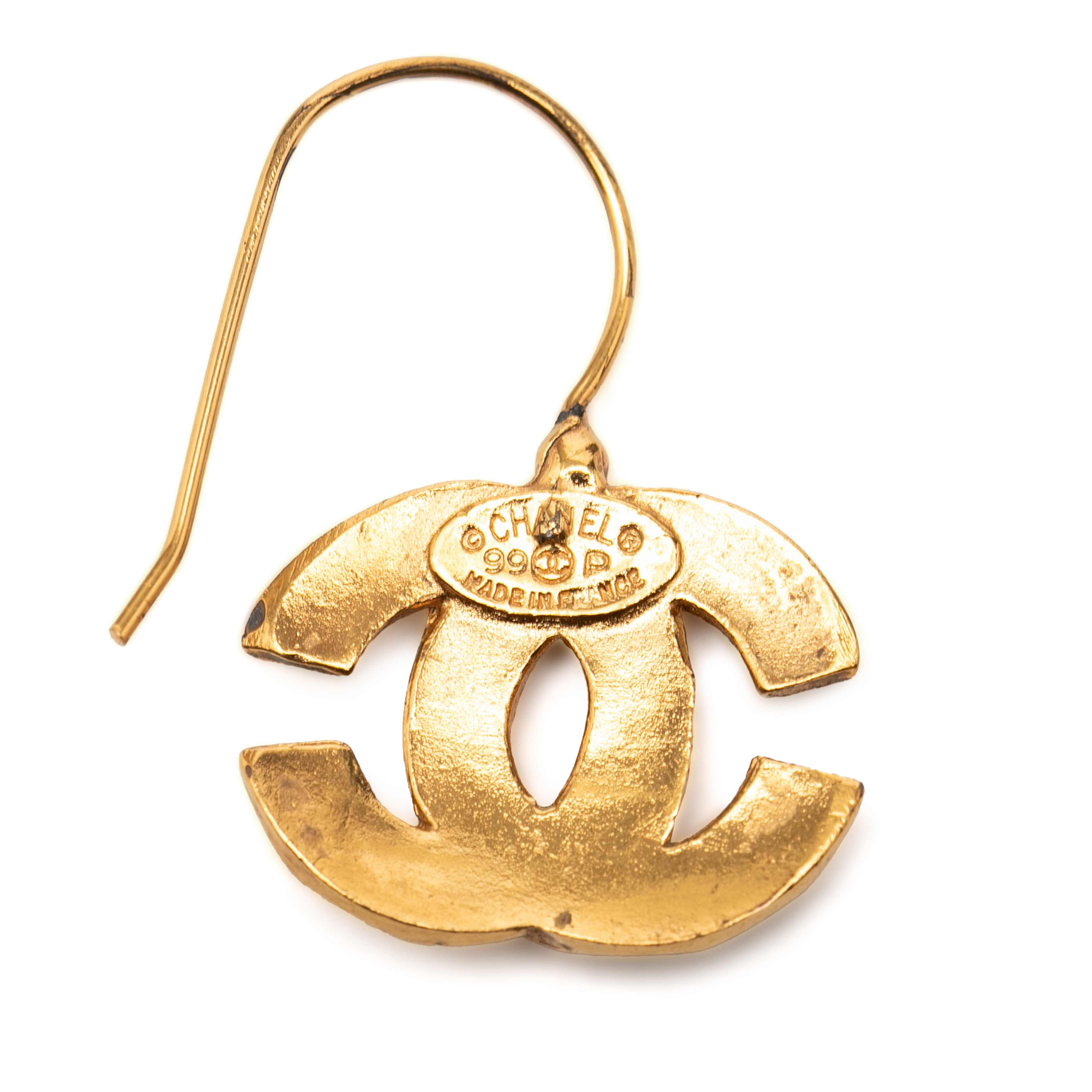Chanel Cc Gold Plated Hook Earrings, från Luxclusif, i färgen gold. Klicka för att öppna bilden i stort format