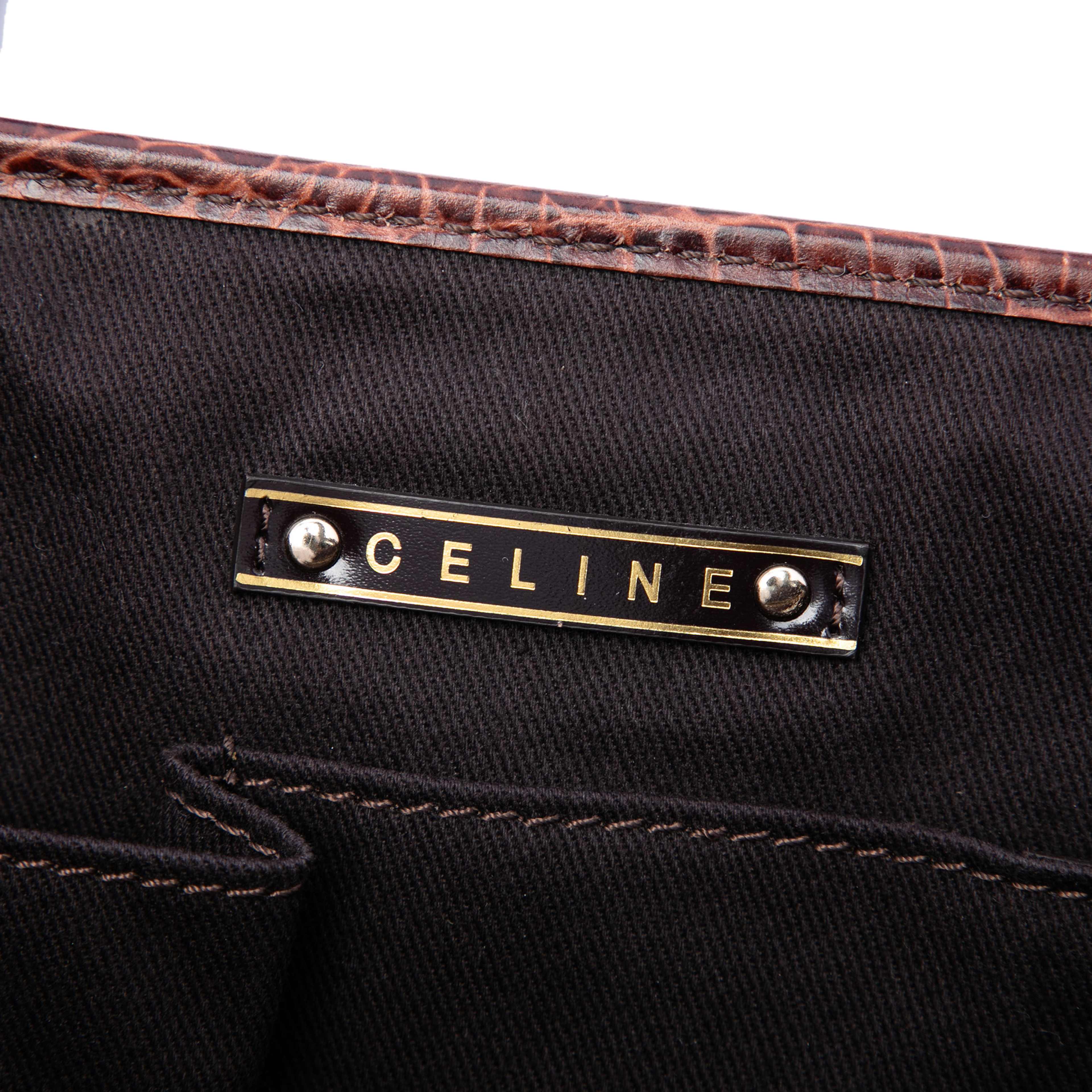 Celine Macadam Suede Boogie Handbag, från Luxclusif, i färgen dark brown. Klicka för att öppna bilden i stort format