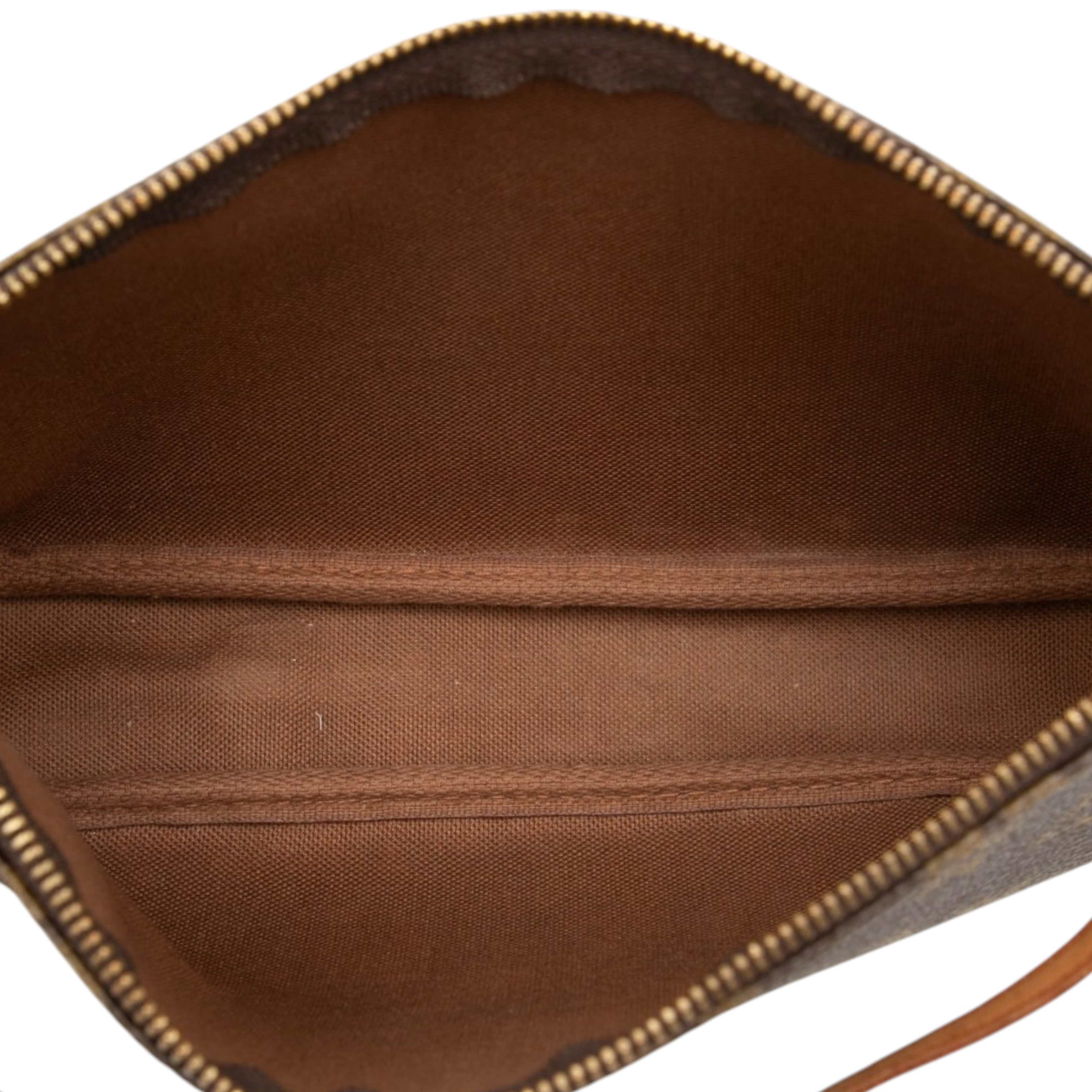 Louis Vuitton Monogram Pochette Accessoires, från Luxclusif, i färgen brun. Klicka för att öppna bilden i stort format