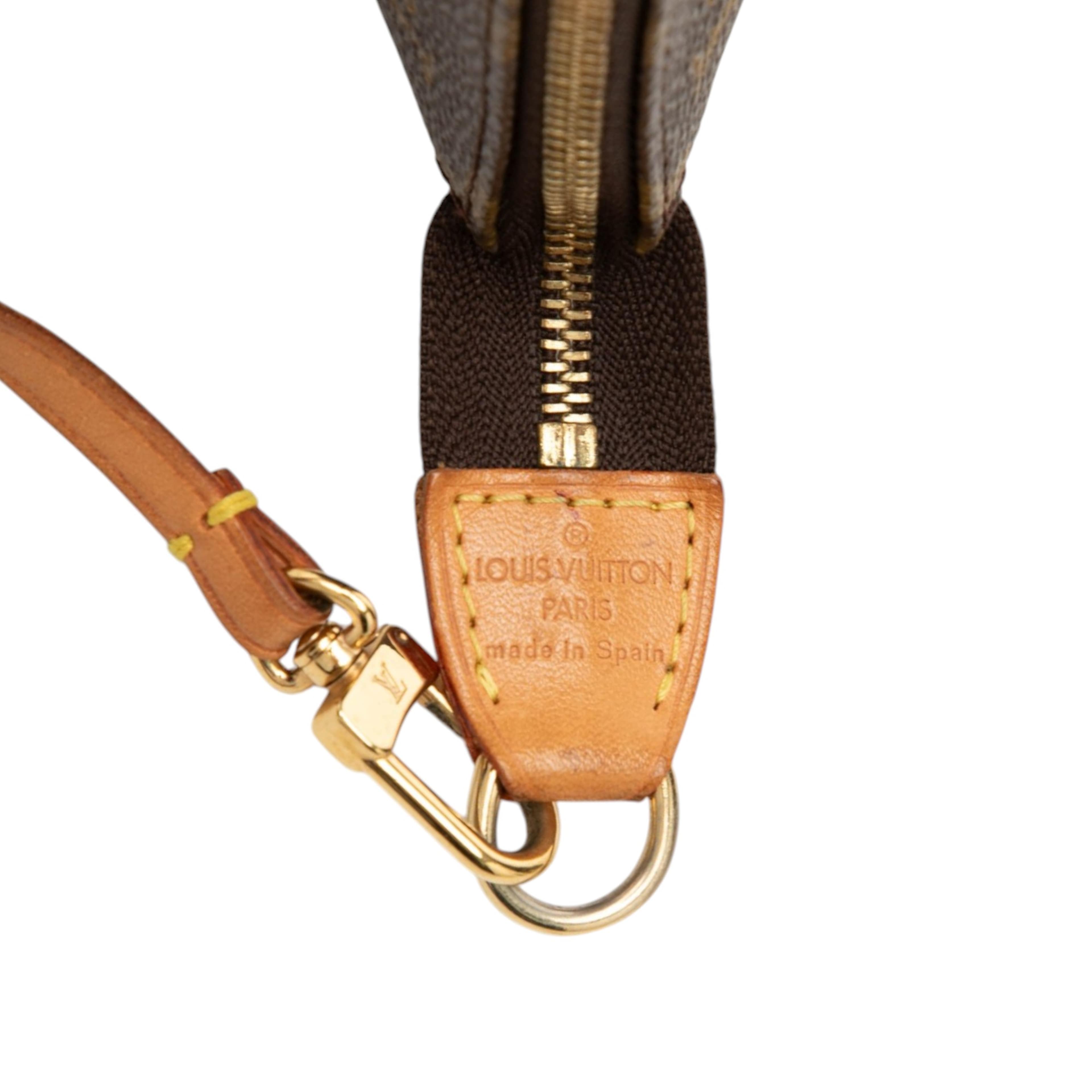 Louis Vuitton Monogram Pochette Accessoires, från Luxclusif, i färgen brun. Klicka för att öppna bilden i stort format