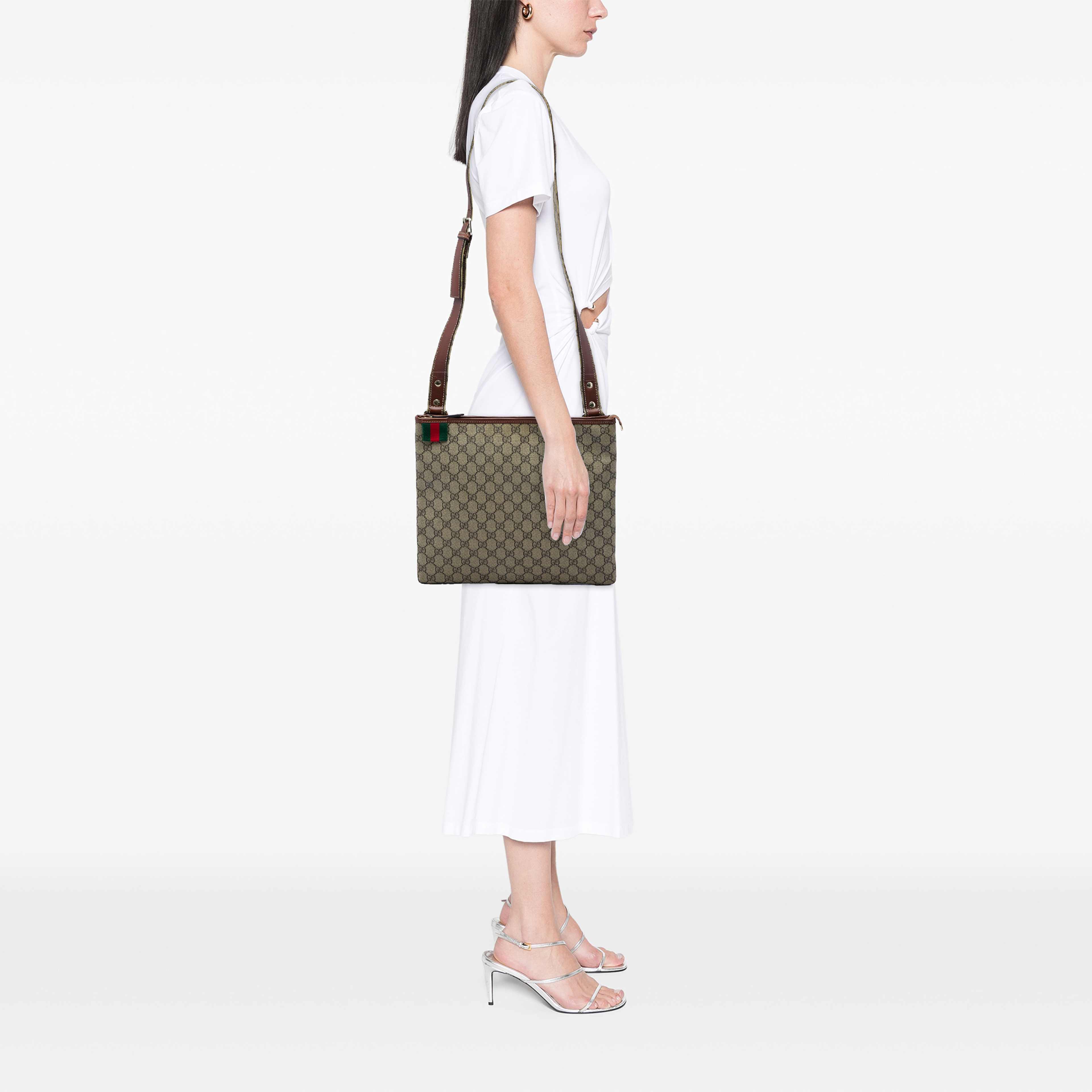 Gucci Gg Supreme Web Crossbody, från Luxclusif, i färgen beige. Klicka för att öppna bilden i stort format