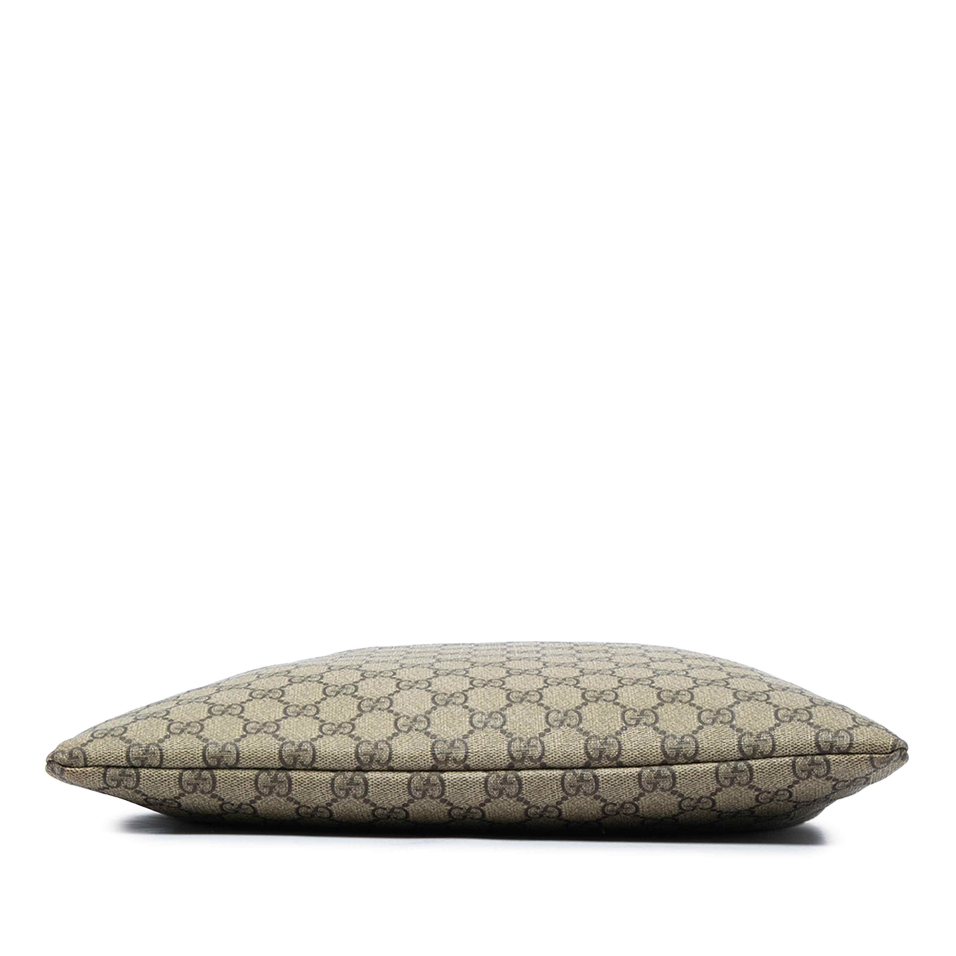 Gucci Gg Supreme Web Crossbody, från Luxclusif, i färgen beige. Klicka för att öppna bilden i stort format