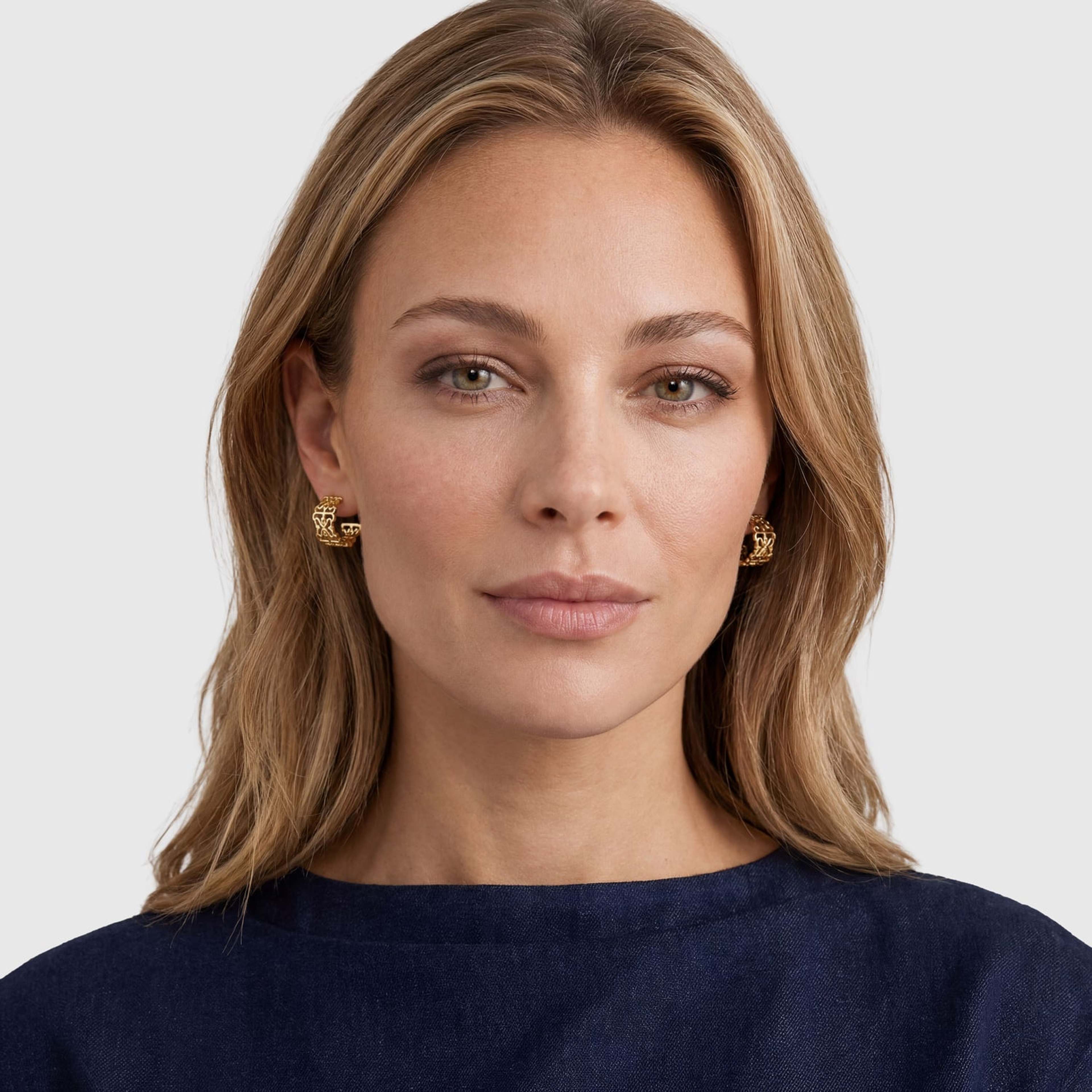 Icona Earrings, från Sif Jakobs Jewellery, i färgen gold. Klicka för att öppna bilden i stort format