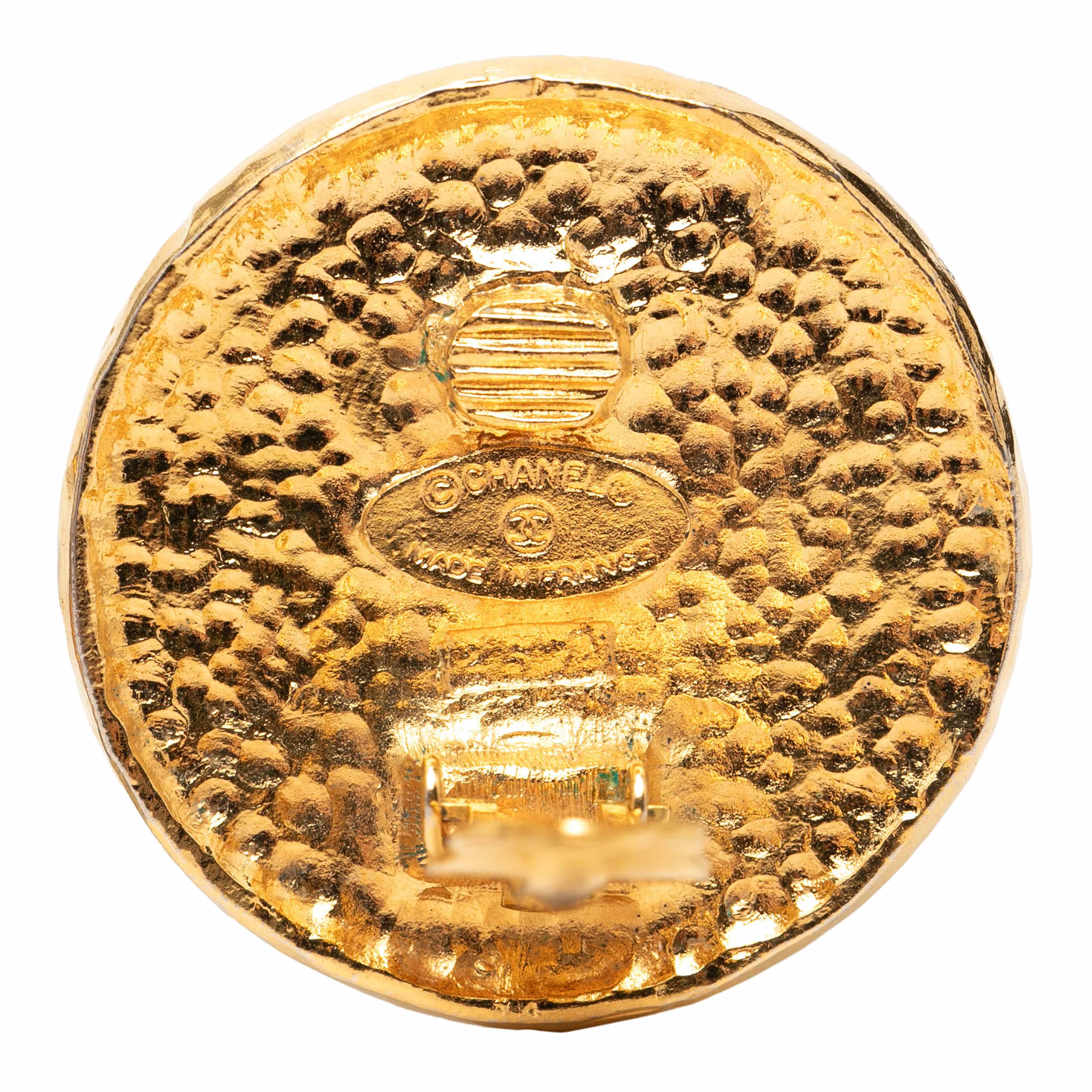 Chanel Gold Plated Crest Round Clip On Earrings, från Luxclusif, i färgen gold. Klicka för att öppna bilden i stort format