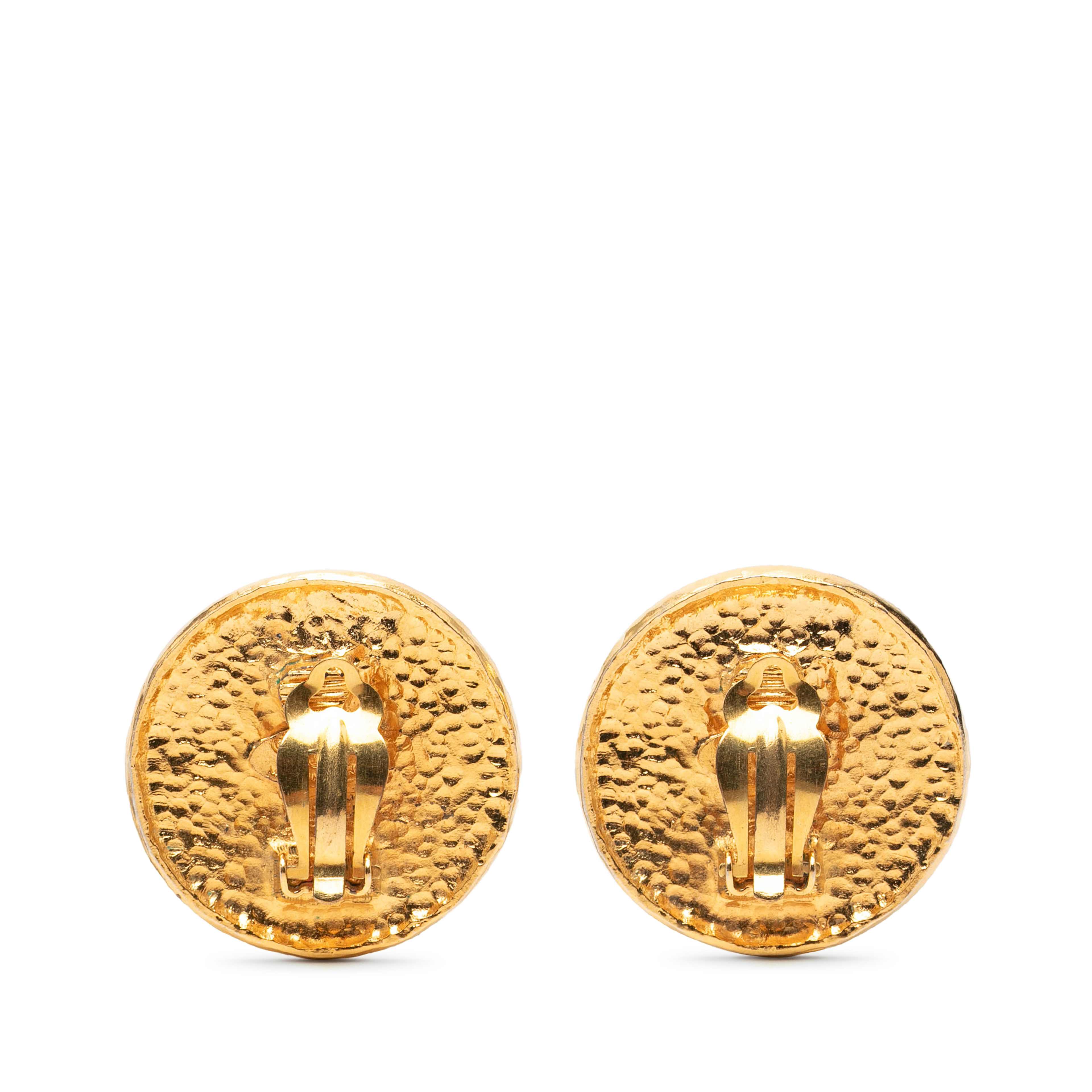 Chanel Gold Plated Crest Round Clip On Earrings, från Luxclusif, i färgen gold. Klicka för att öppna bilden i stort format