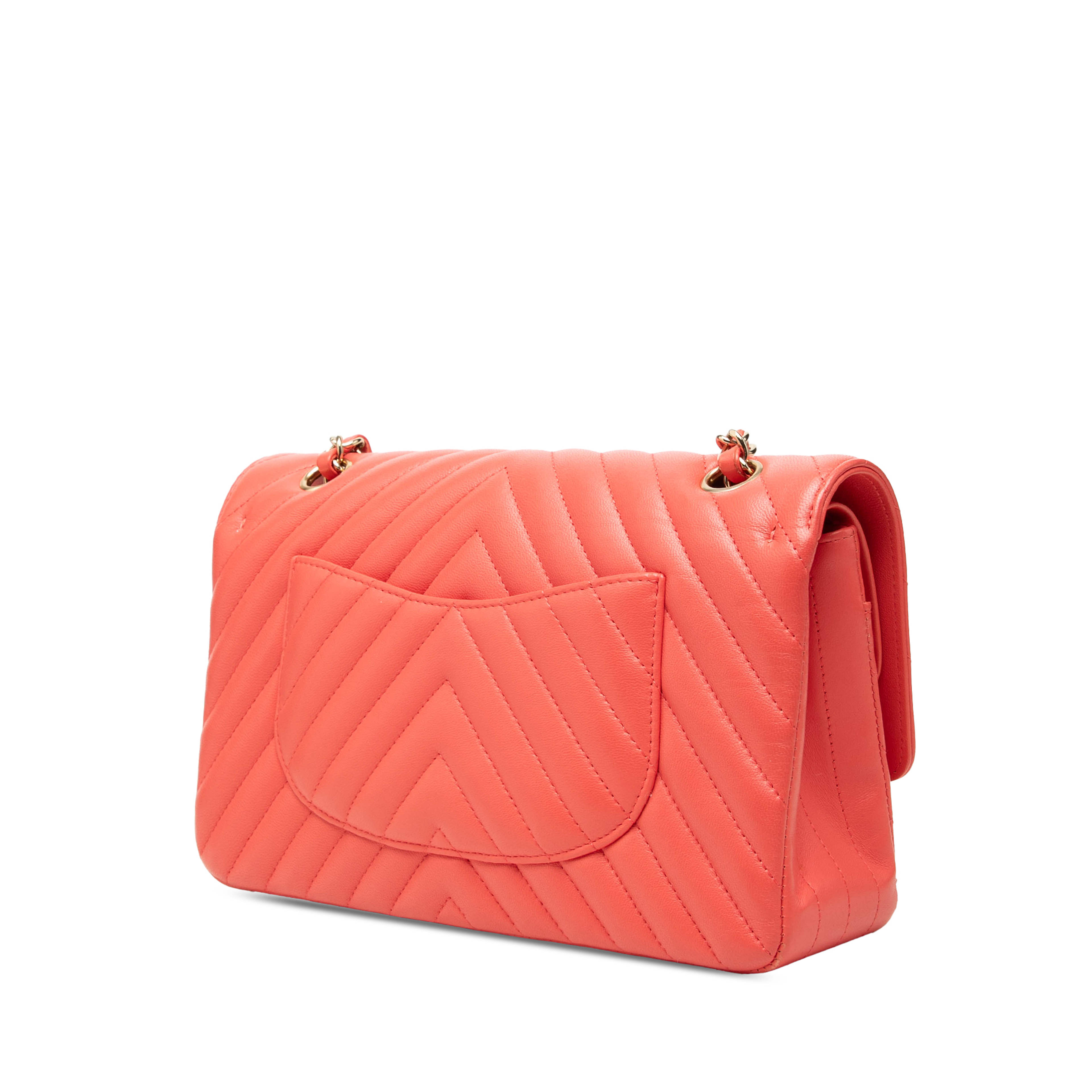Chanel Medium Classic Chevron Lambskin Double Flap, från Luxclusif, i färgen rosa. Klicka för att öppna bilden i stort format