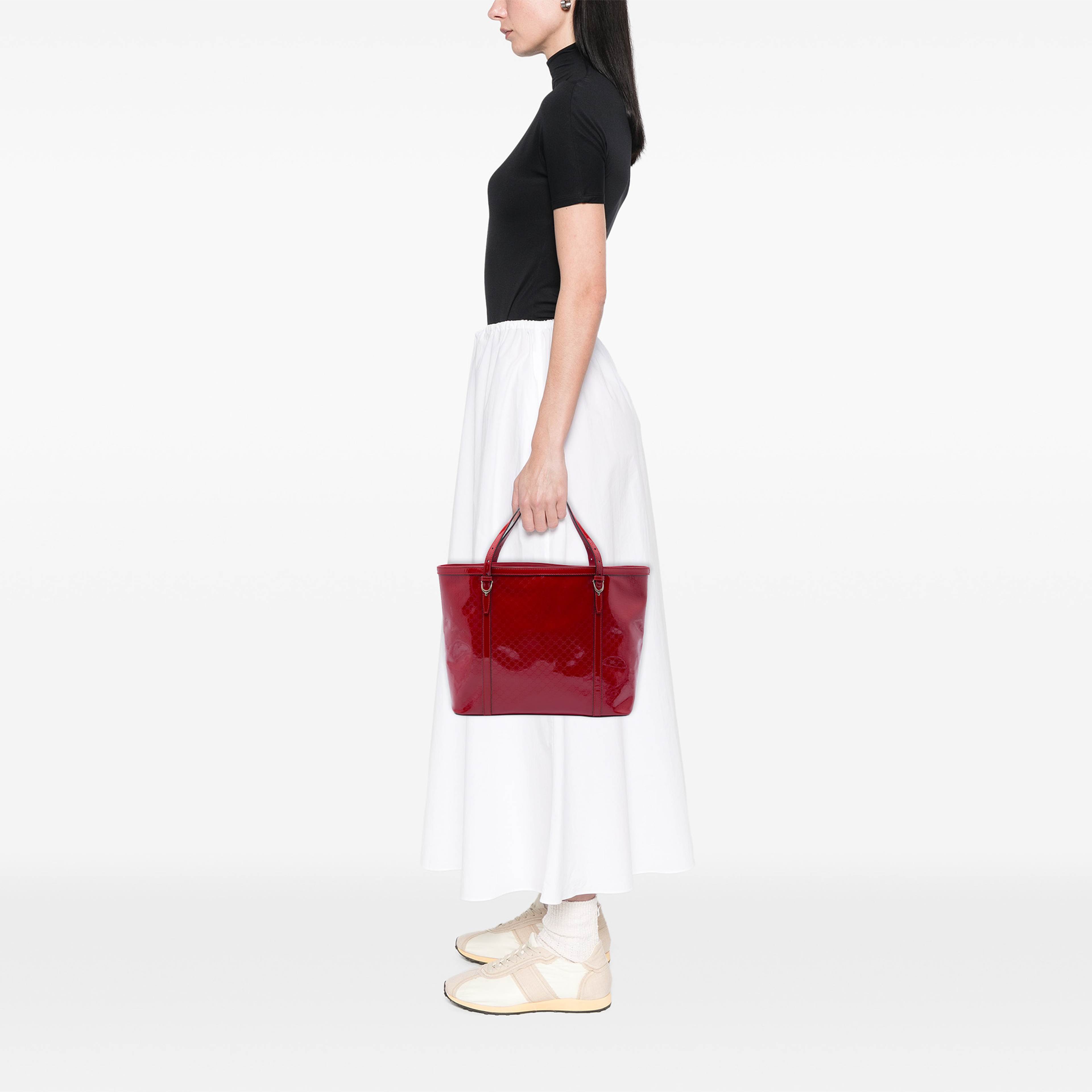 Gucci Microguccissima Patent Nice Tote, från Luxclusif, i färgen röd. Klicka för att öppna bilden i stort format
