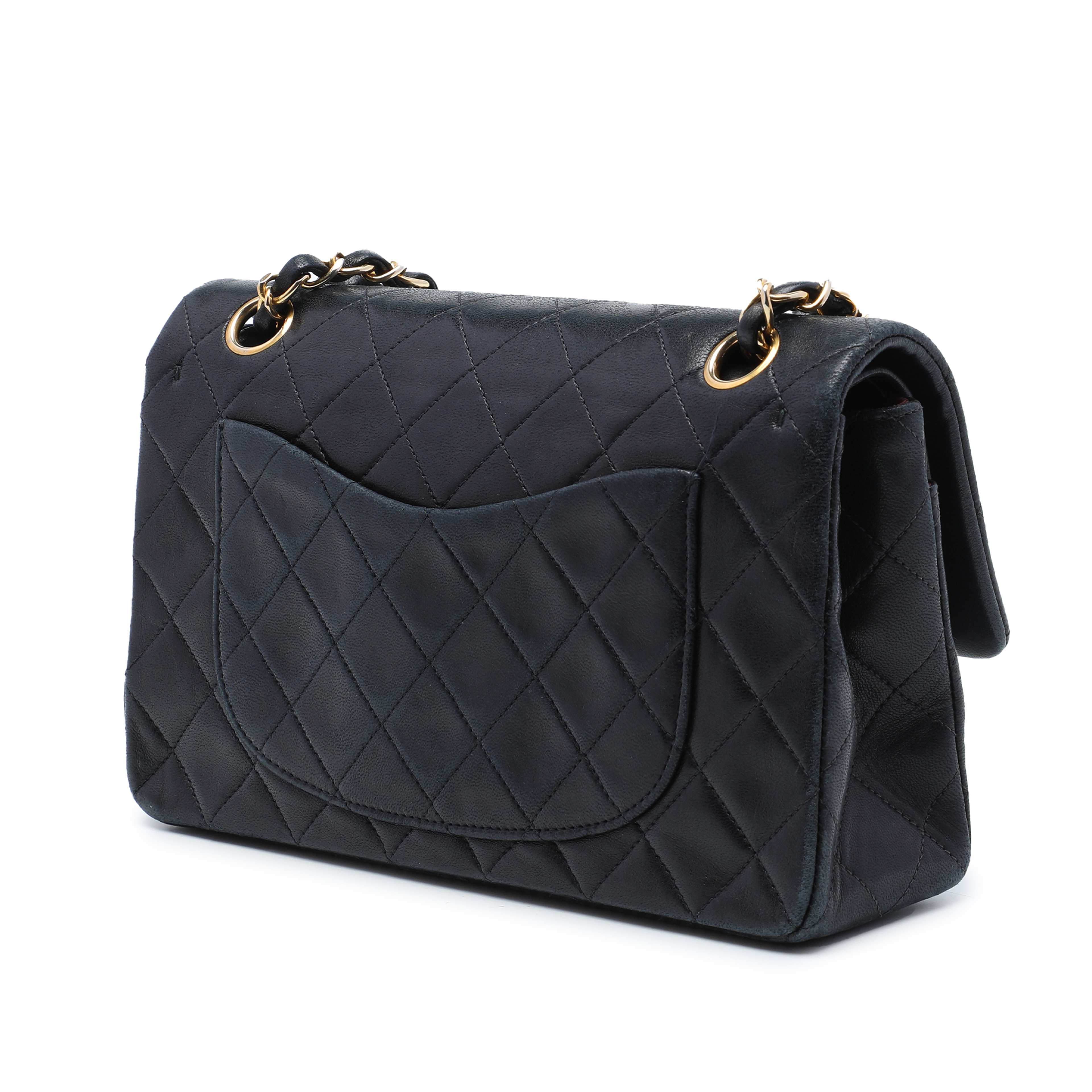 Chanel Small Classic Lambskin Double Flap, från Luxclusif, i färgen svart. Klicka för att öppna bilden i stort format