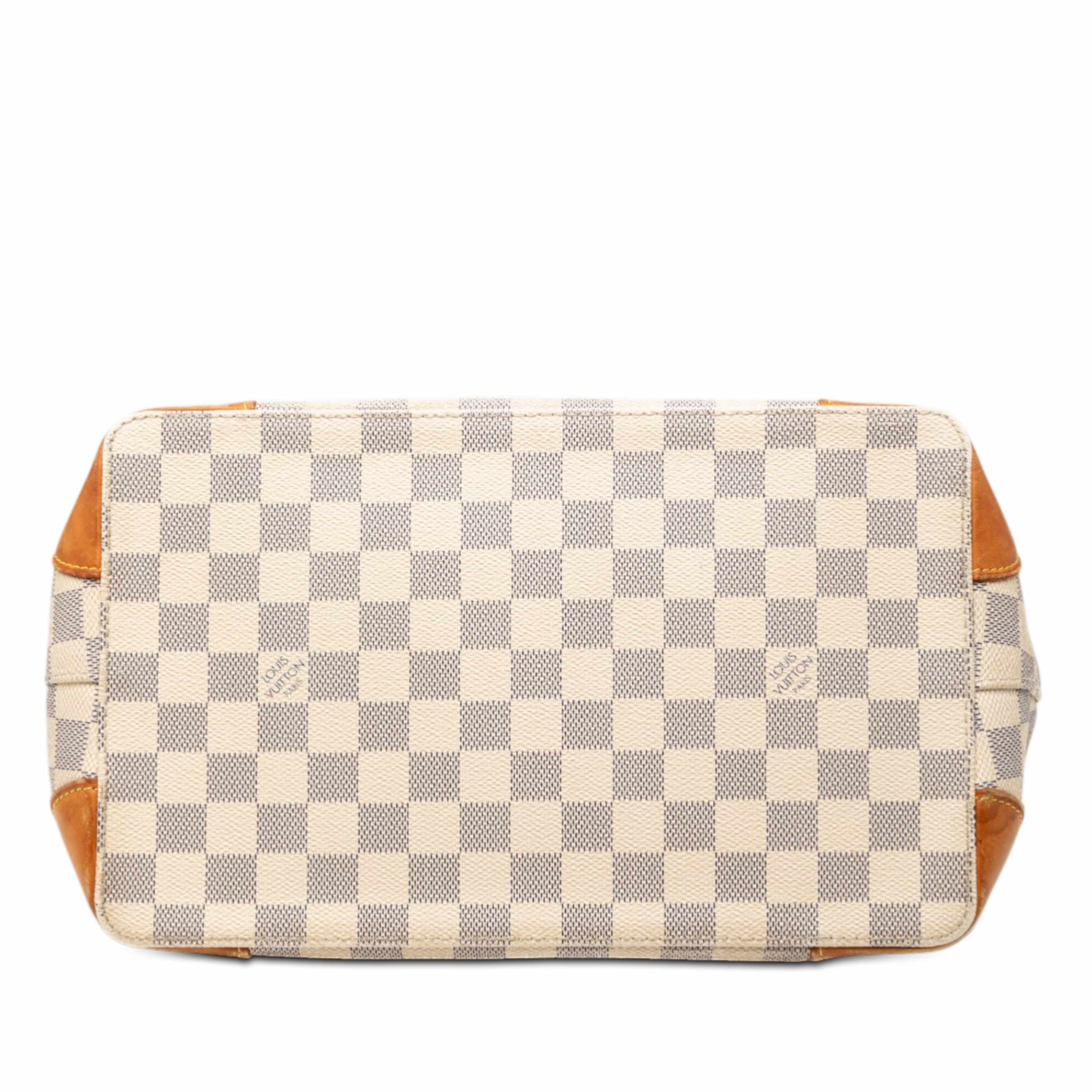 Louis Vuitton Damier Azur Hampstead Pm, från Luxclusif, i färgen white. Klicka för att öppna bilden i stort format