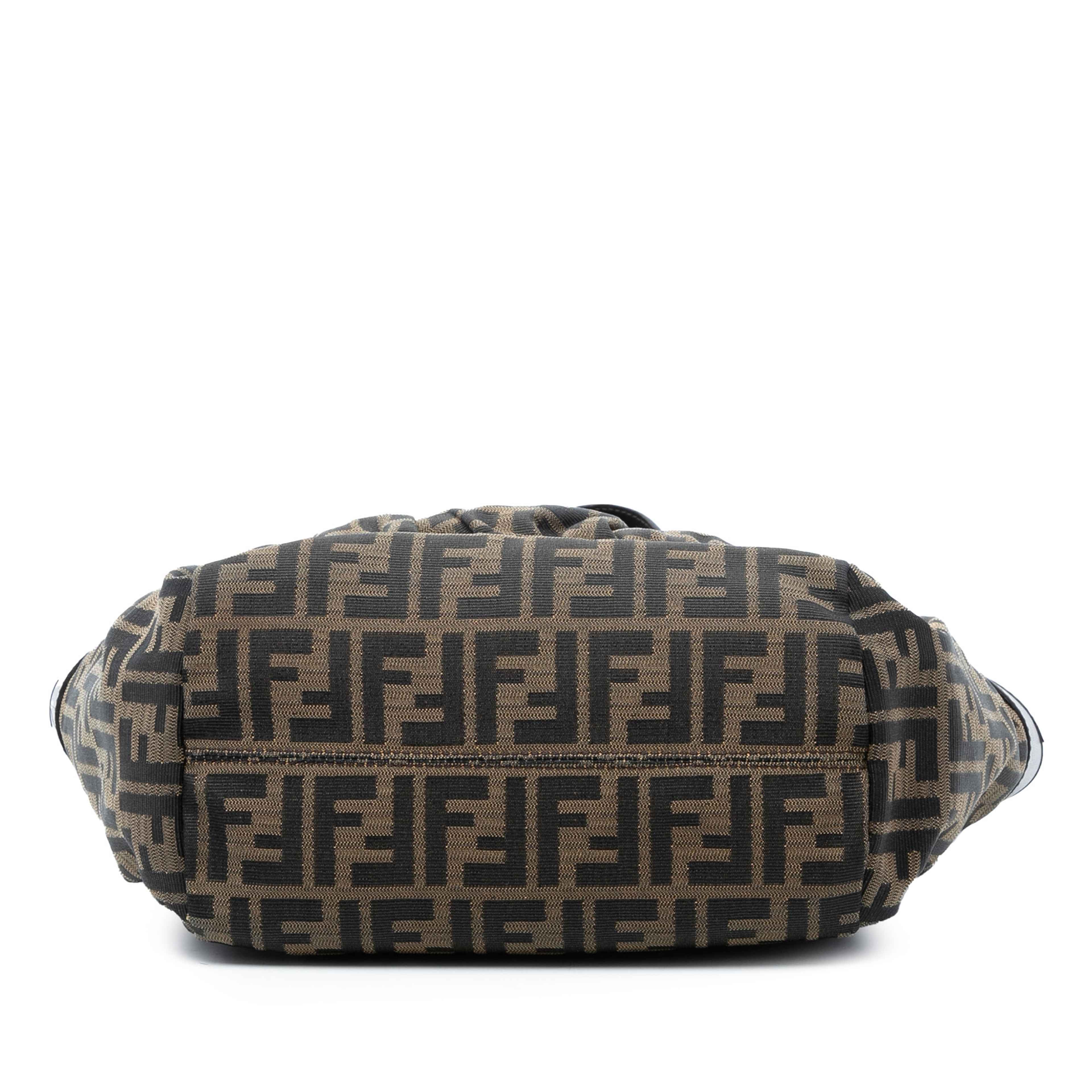 Fendi Zucca Canvas Chef Tote, från Luxclusif, i färgen brown. Klicka för att öppna bilden i stort format