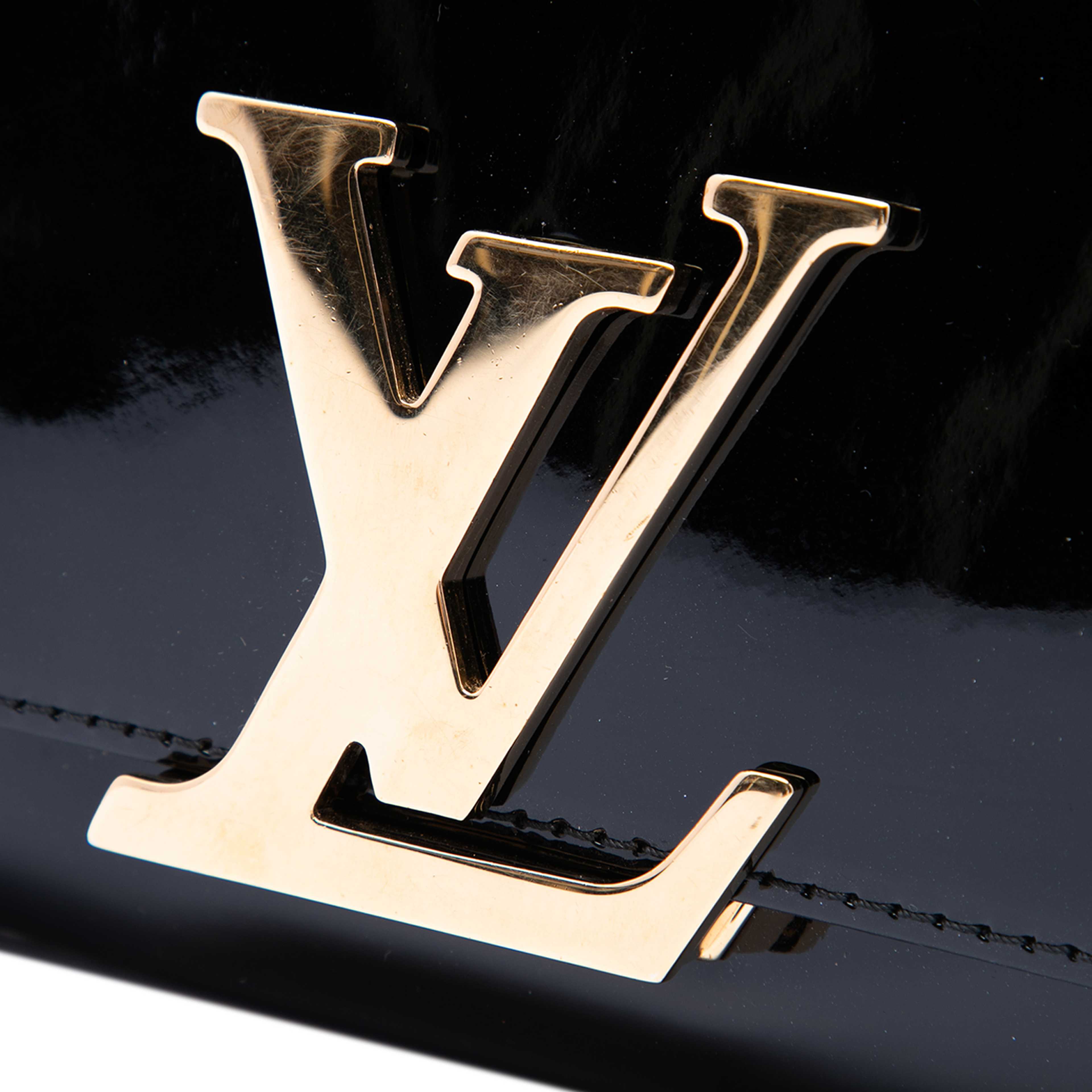 Louis Vuitton Vernis Louise Sliding Chain Mm, från Luxclusif, i färgen svart. Klicka för att öppna bilden i stort format