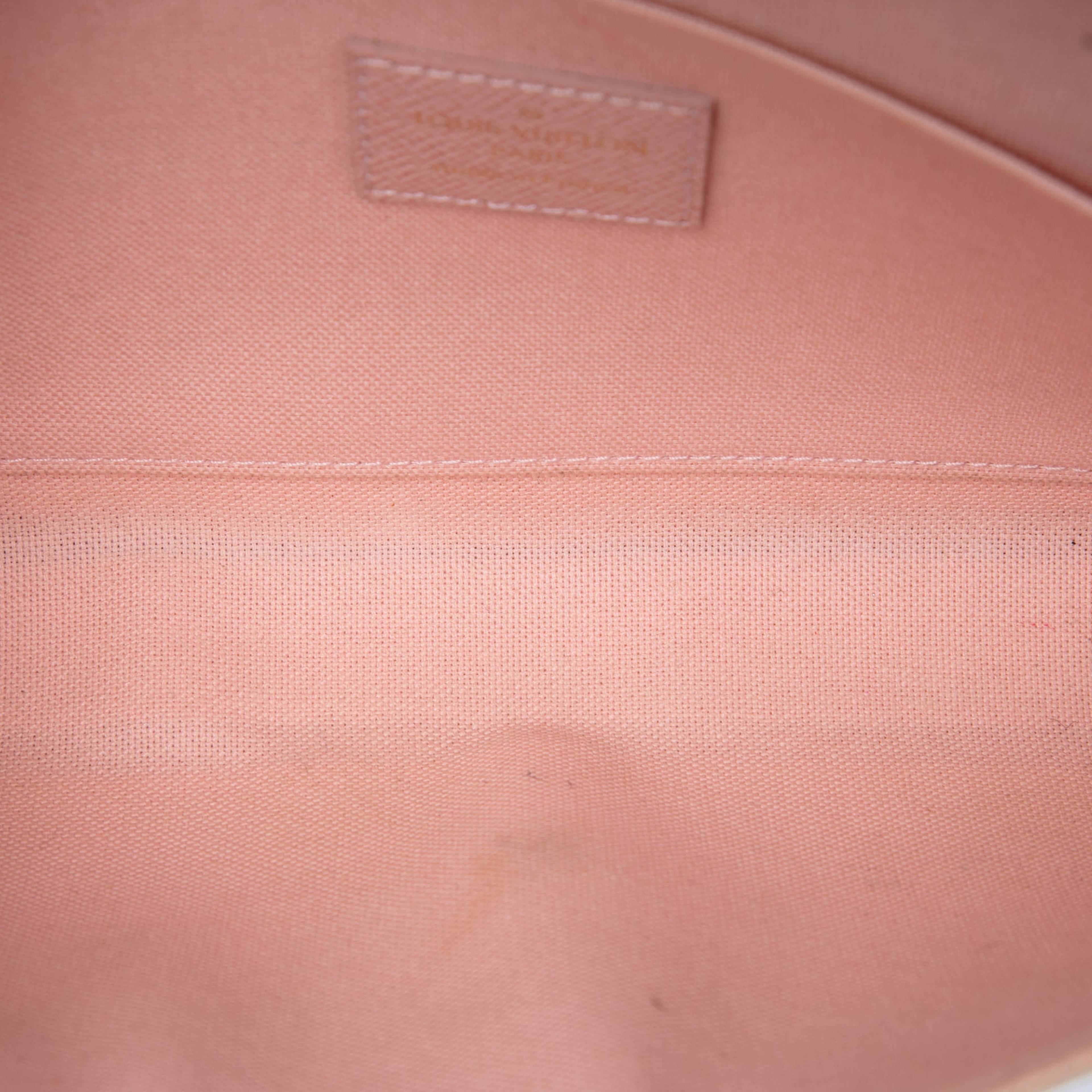 Louis Vuitton Damier Azur Pochette Felicie, från Luxclusif, i färgen white. Klicka för att öppna bilden i stort format