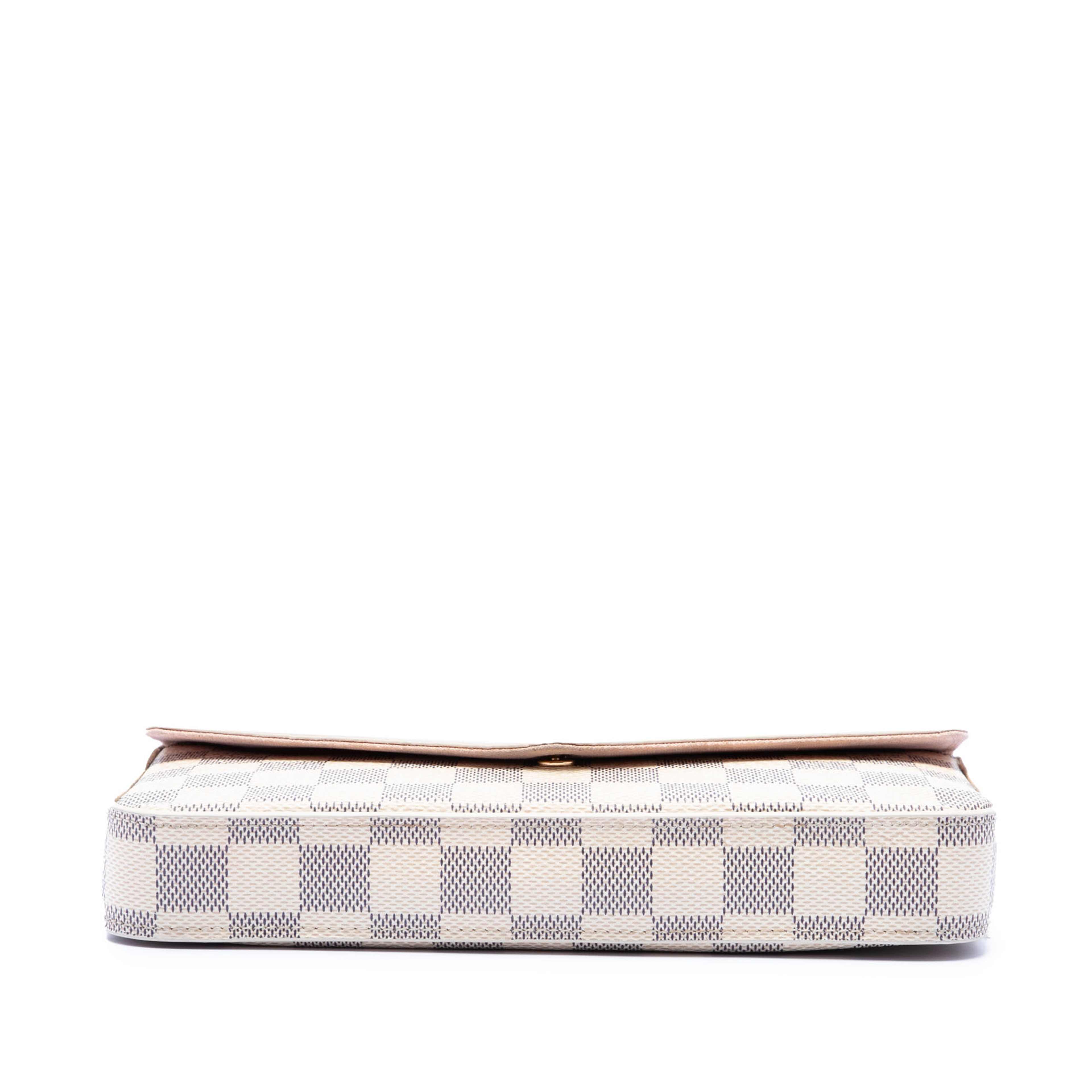 Louis Vuitton Damier Azur Pochette Felicie, från Luxclusif, i färgen white. Klicka för att öppna bilden i stort format