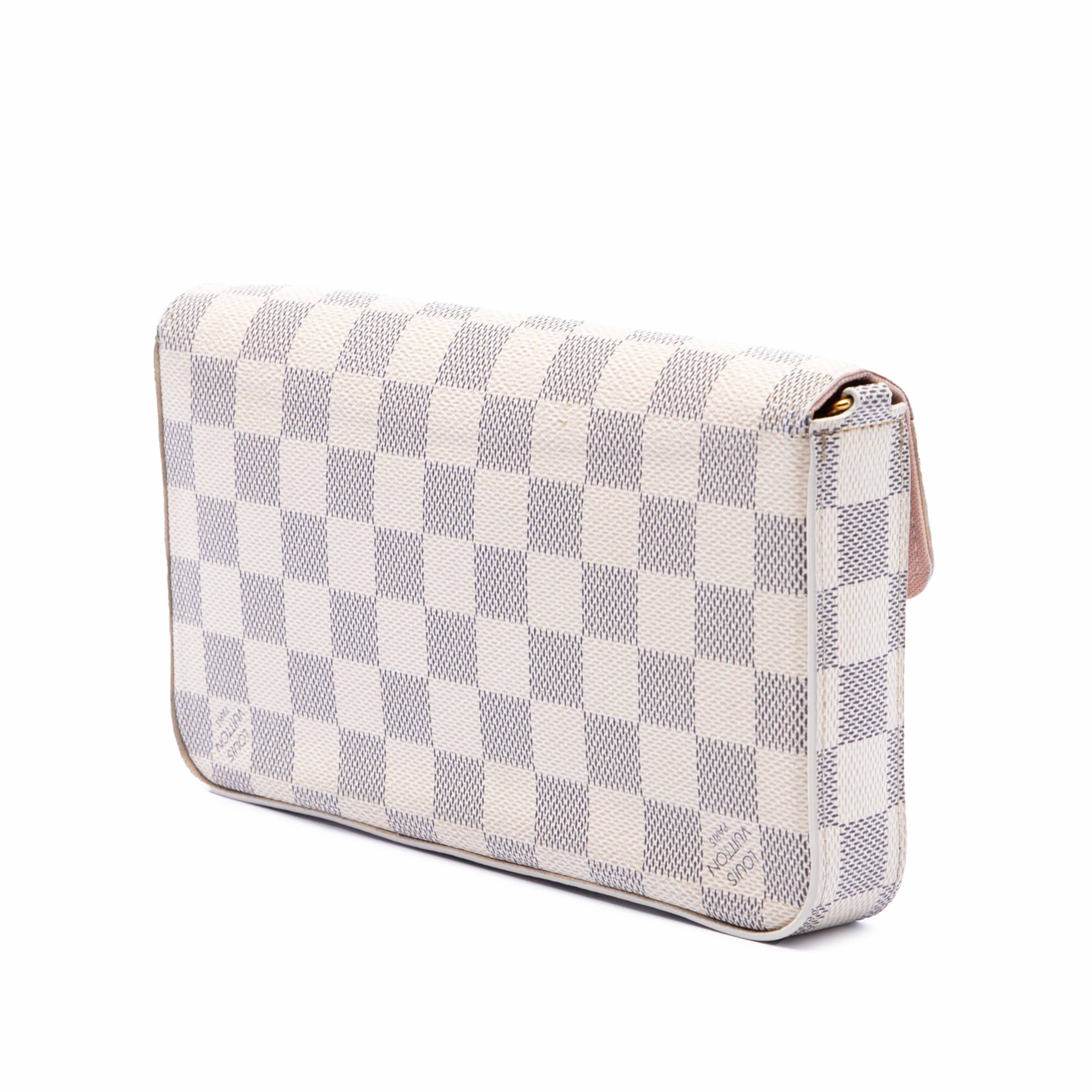 Louis Vuitton Damier Azur Pochette Felicie, från Luxclusif, i färgen white. Klicka för att öppna bilden i stort format